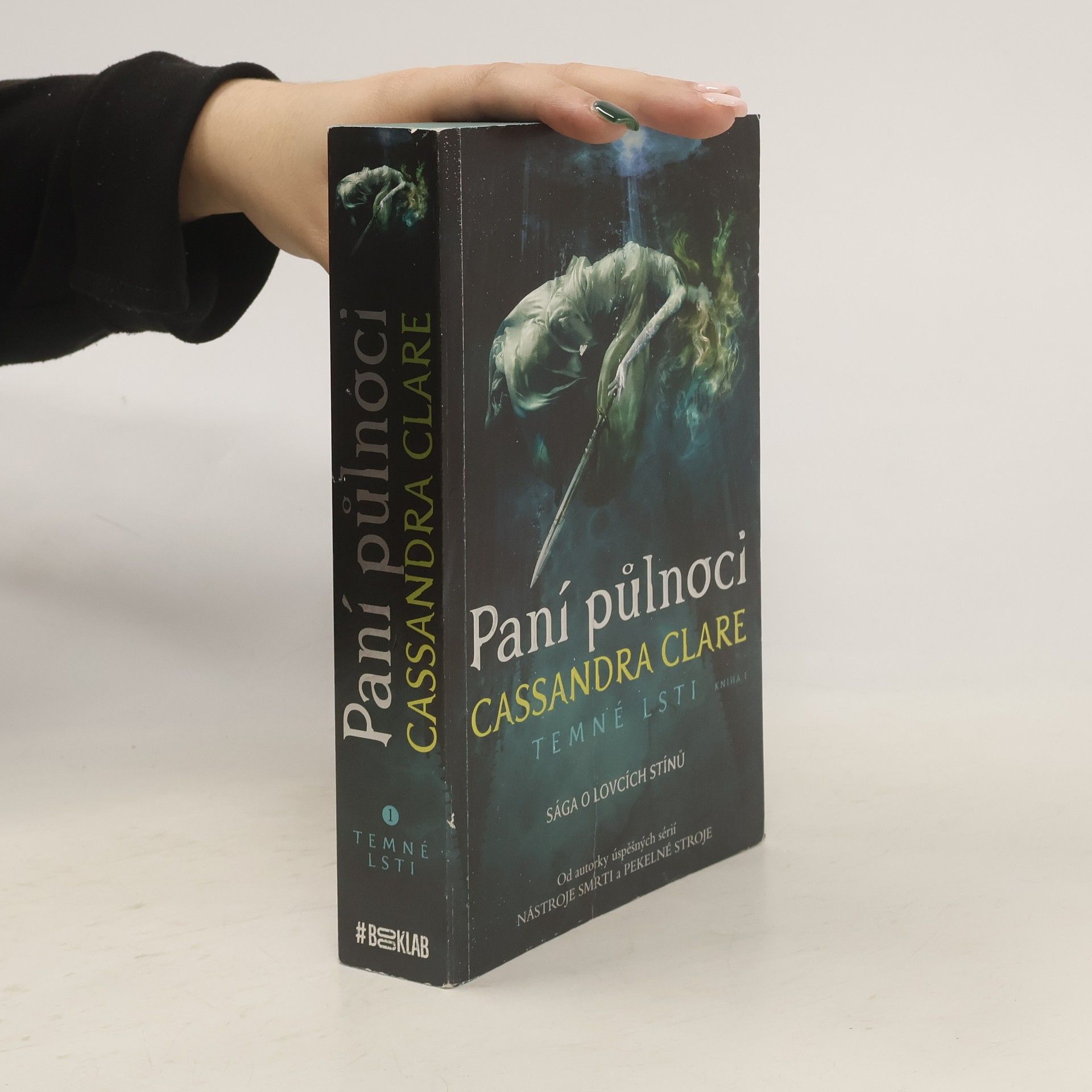 Temné lsti. Kniha první, Paní půlnoci