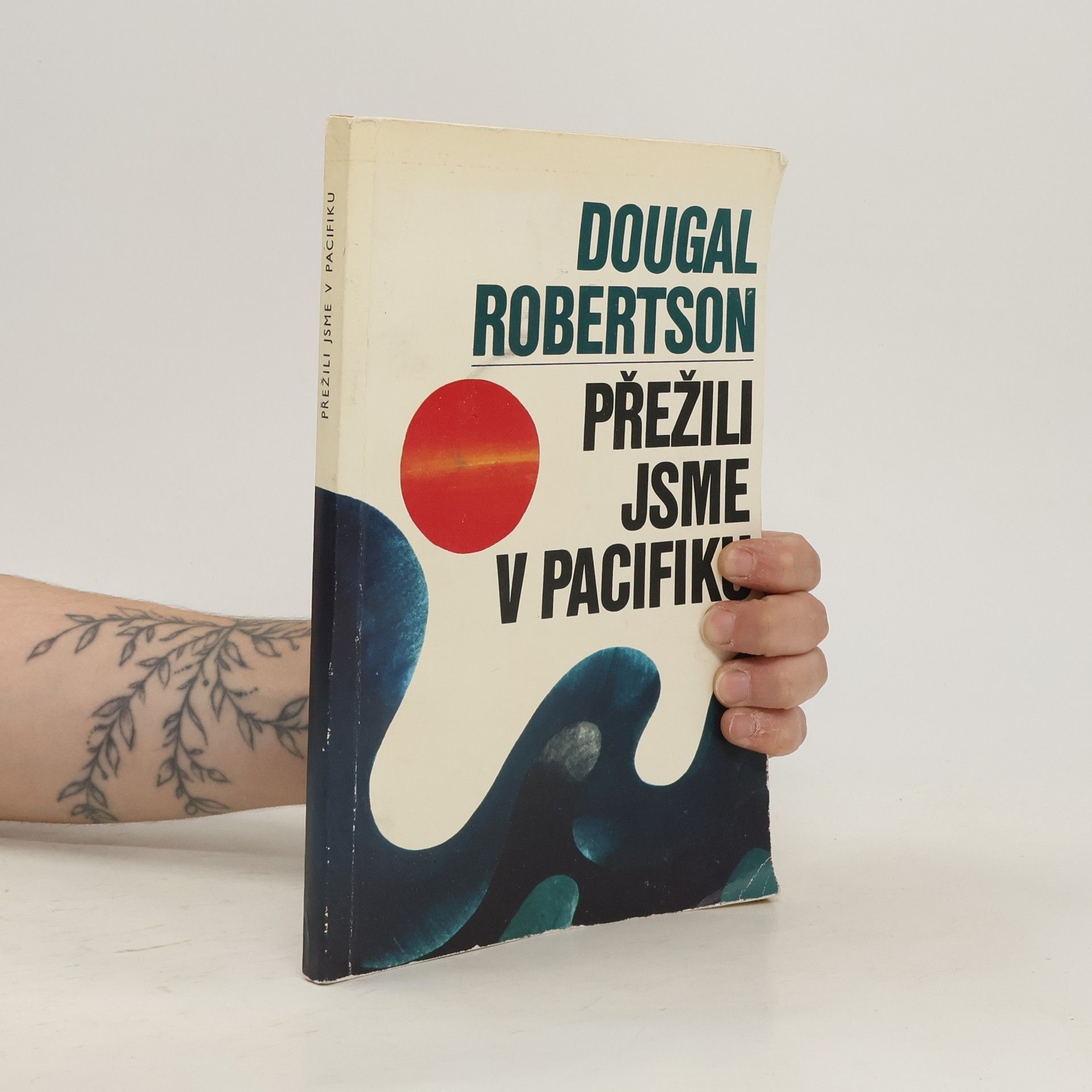 Dougal Robertson Přežili jsme v Pacifiku