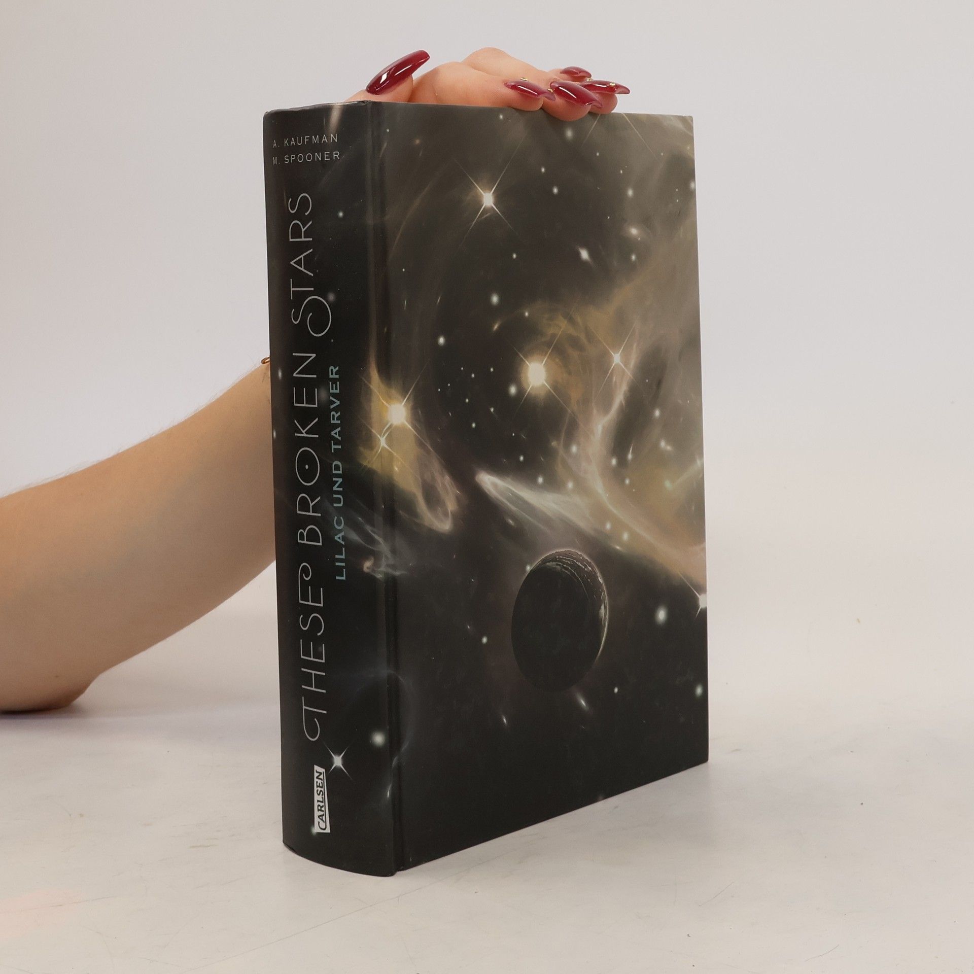 Amie Kaufman These broken stars