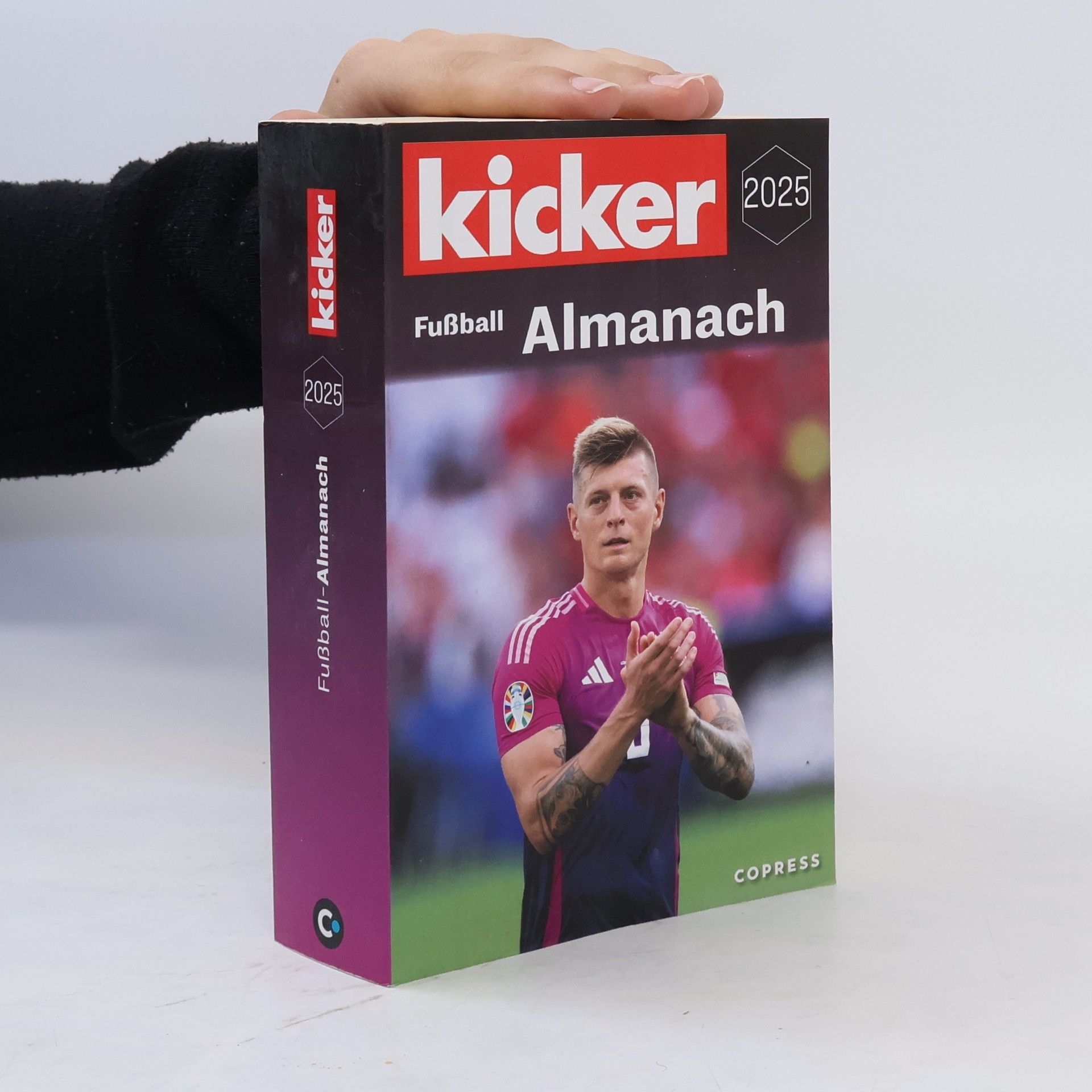 Kicker Kicker Fußball Almanach 2025. Nachschlagewerk für jeden Fußballfan. Rückblick auf den dt. & intern. Fußball in der Bundesliga & Regionalliga, WM, EM, DFB-Pokal, Europapokal, Jugend- & Frauenfußball