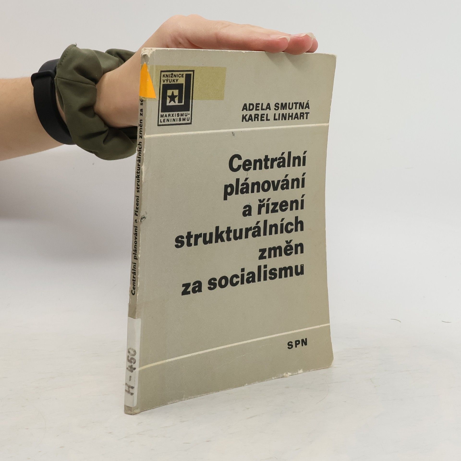 Adela Smutná Centrální plánování a řízení strukturálních změn za socialismu