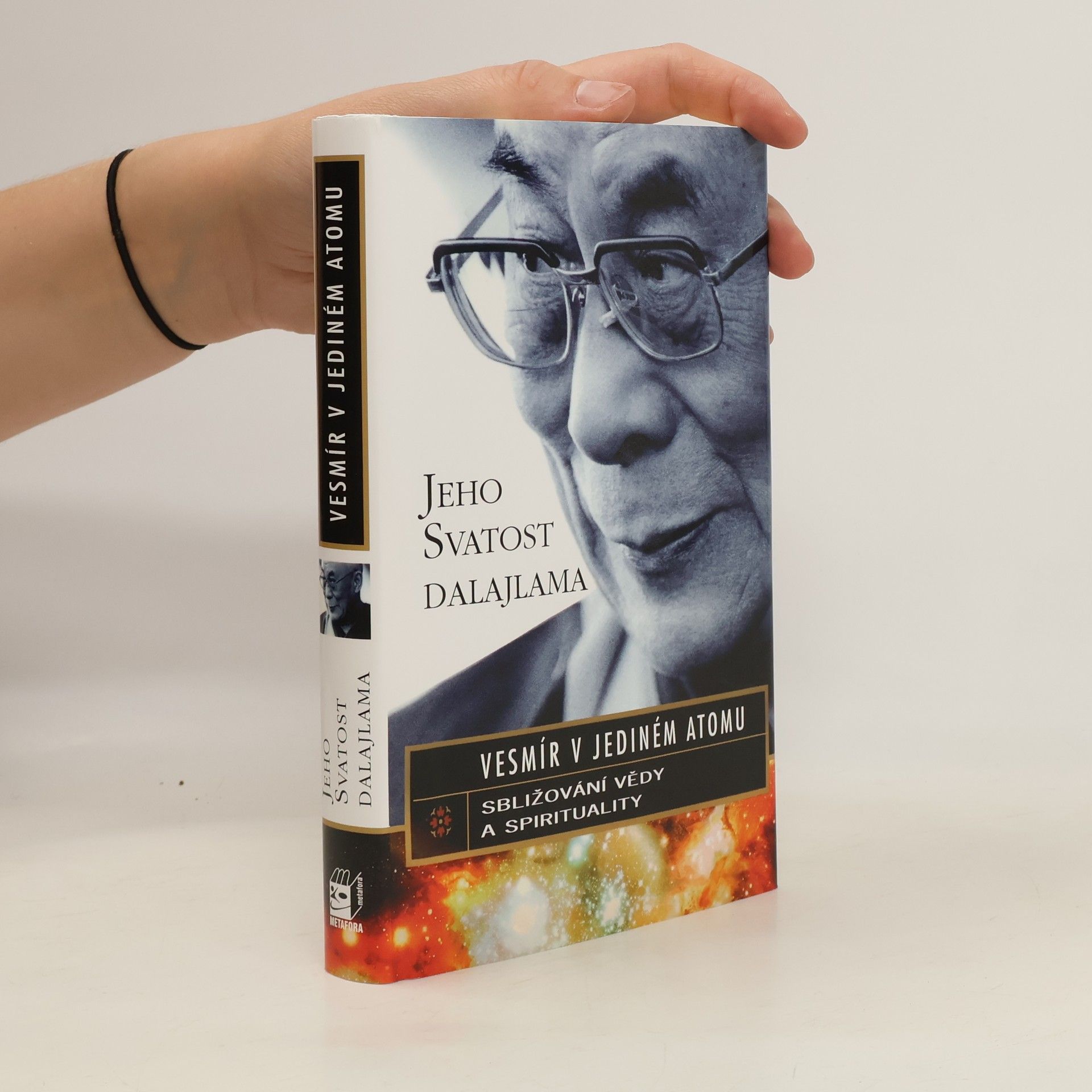 Lumír Mikulka Vesmír v jediném atomu: Sbližování vědy a spirituality