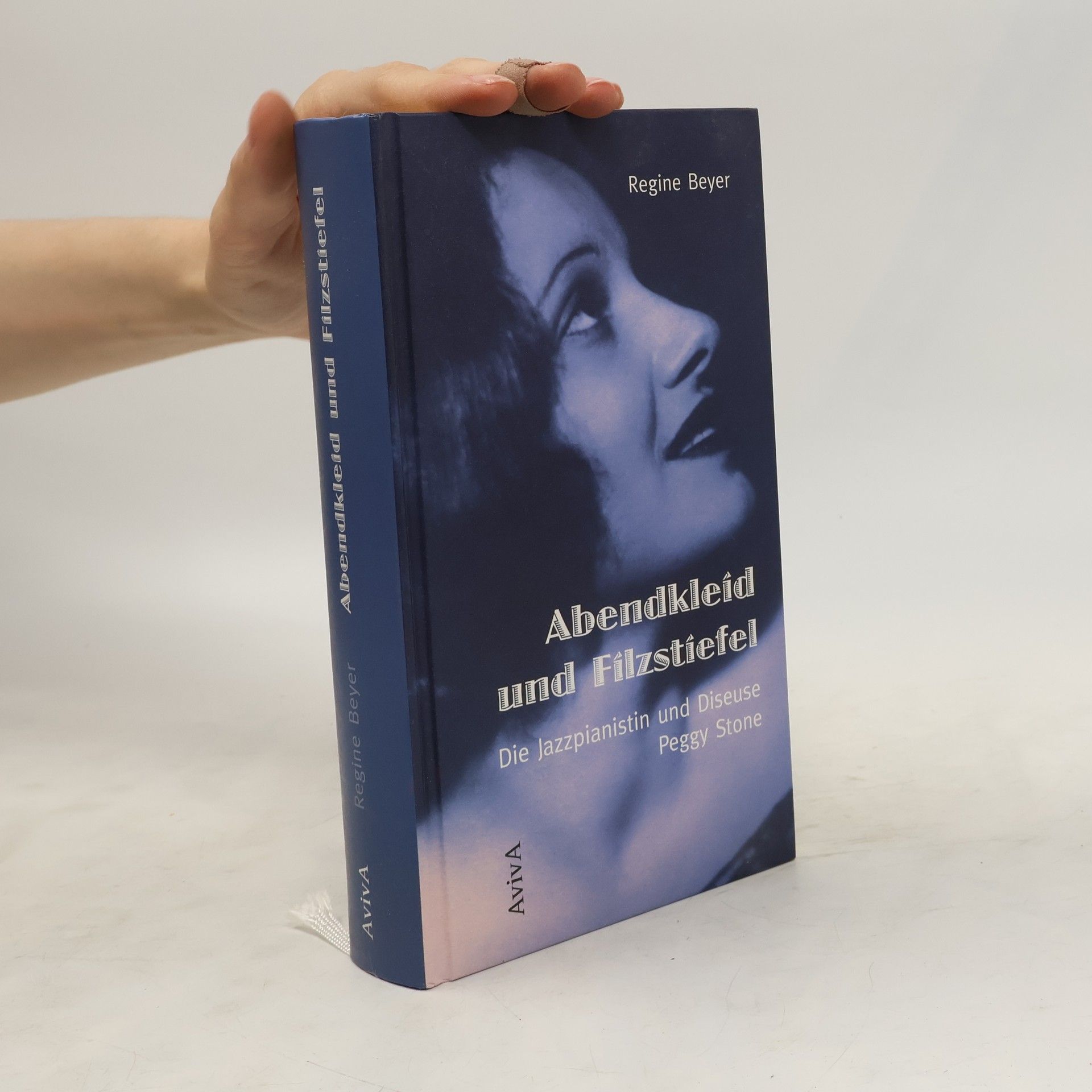 Regine Beyer Abendkleid und Filzstiefel