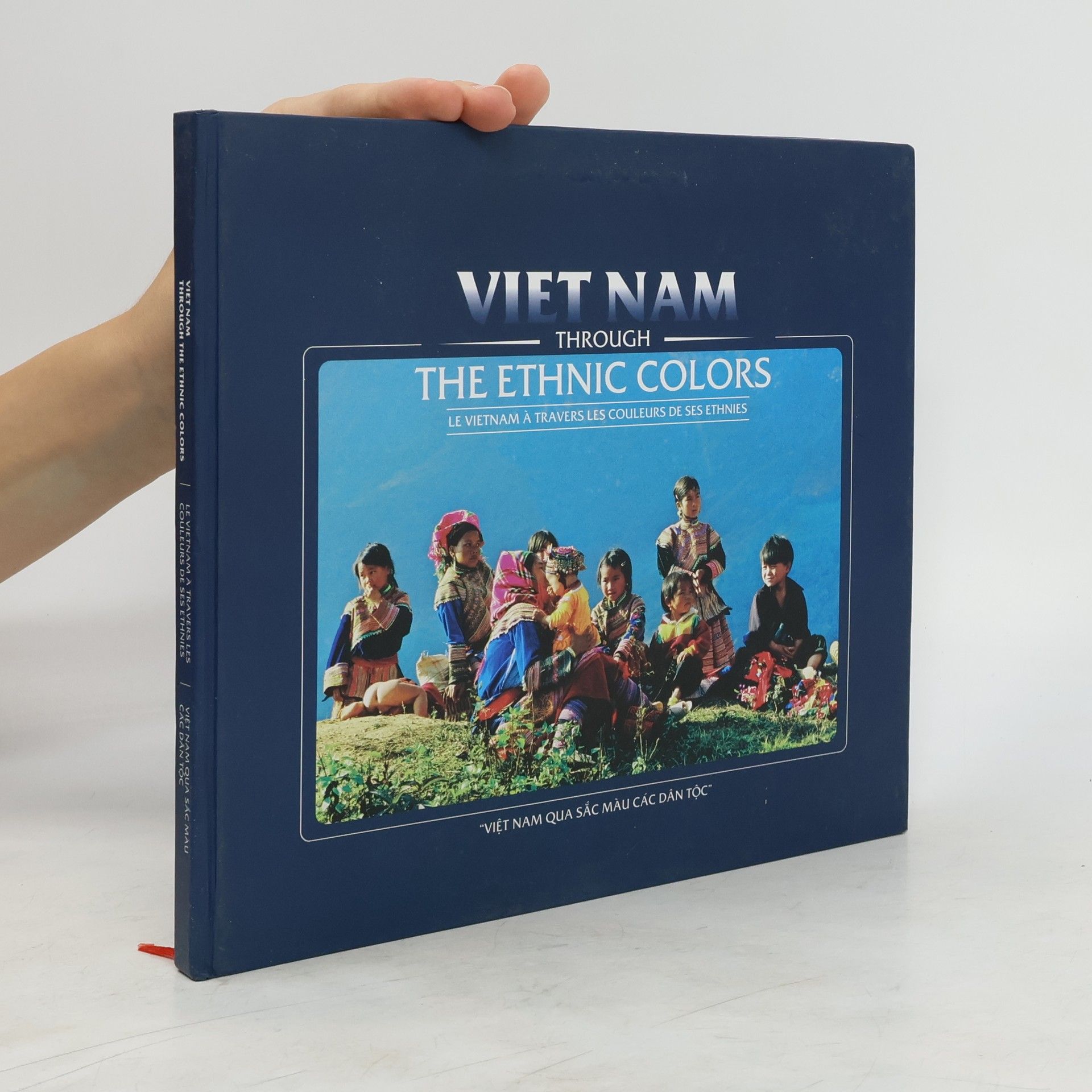 Collectif d'auteurs Vietnam Through the Ethnic Colors