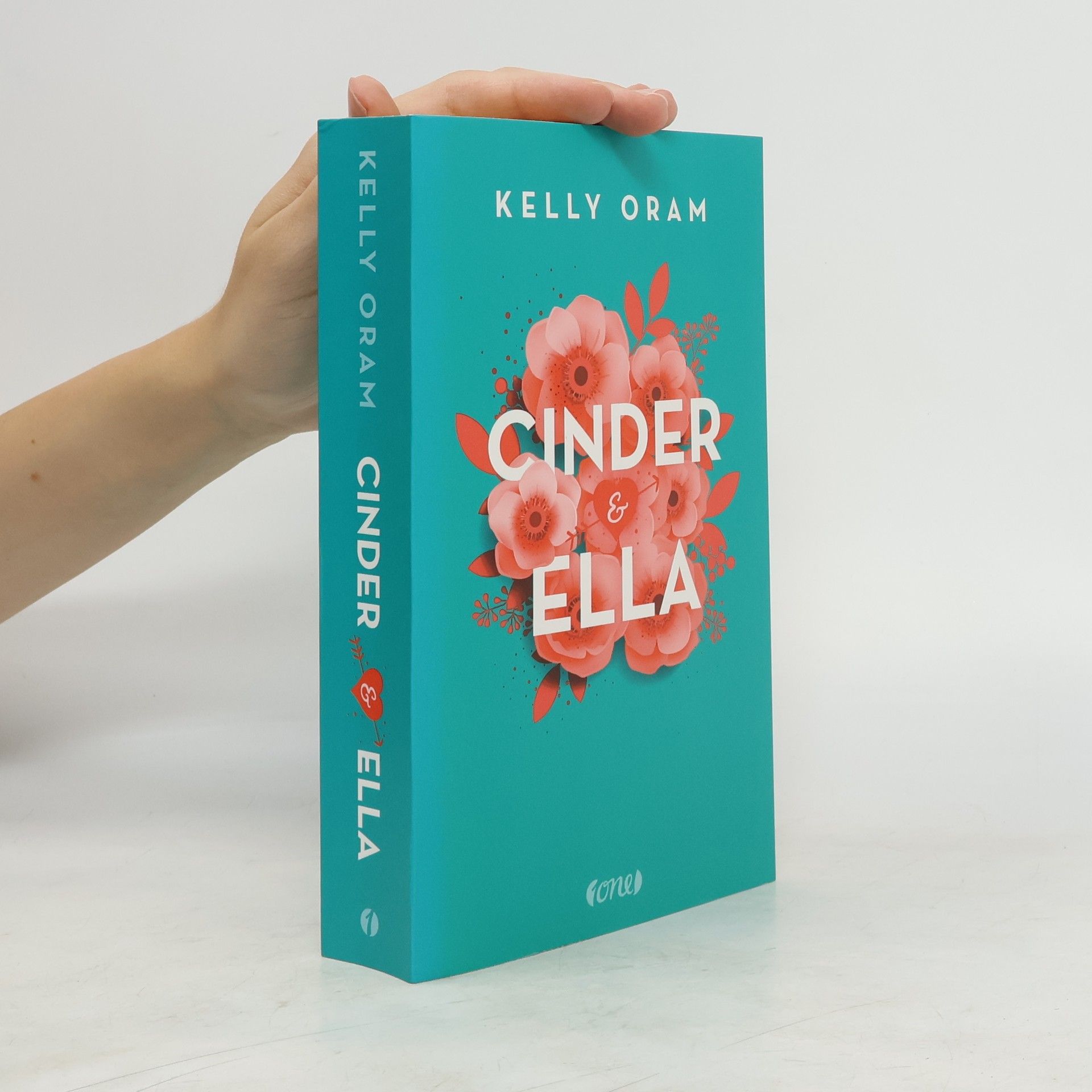 Kelly Oram Cinder & Ella 1