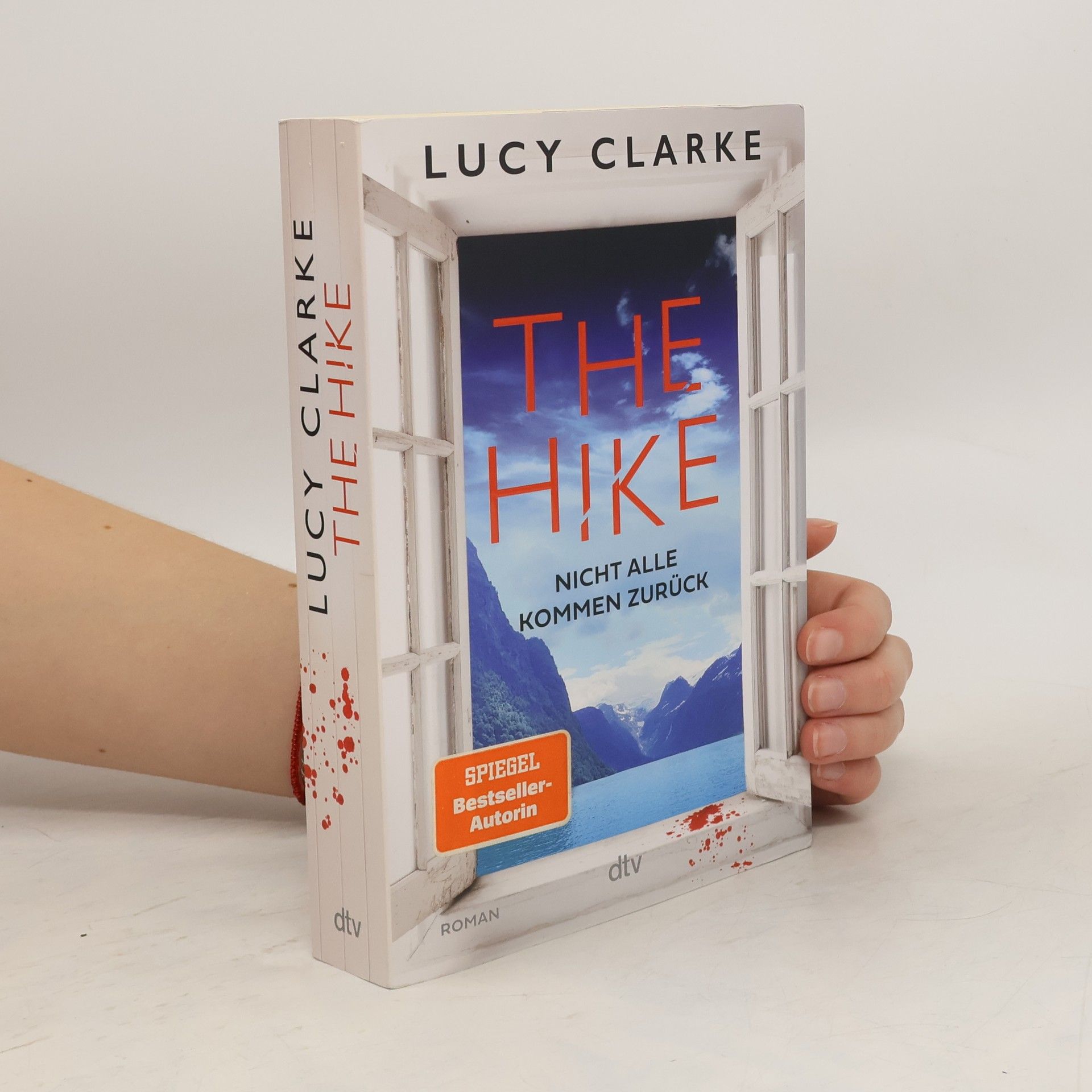 Lucy Clarke The Hike