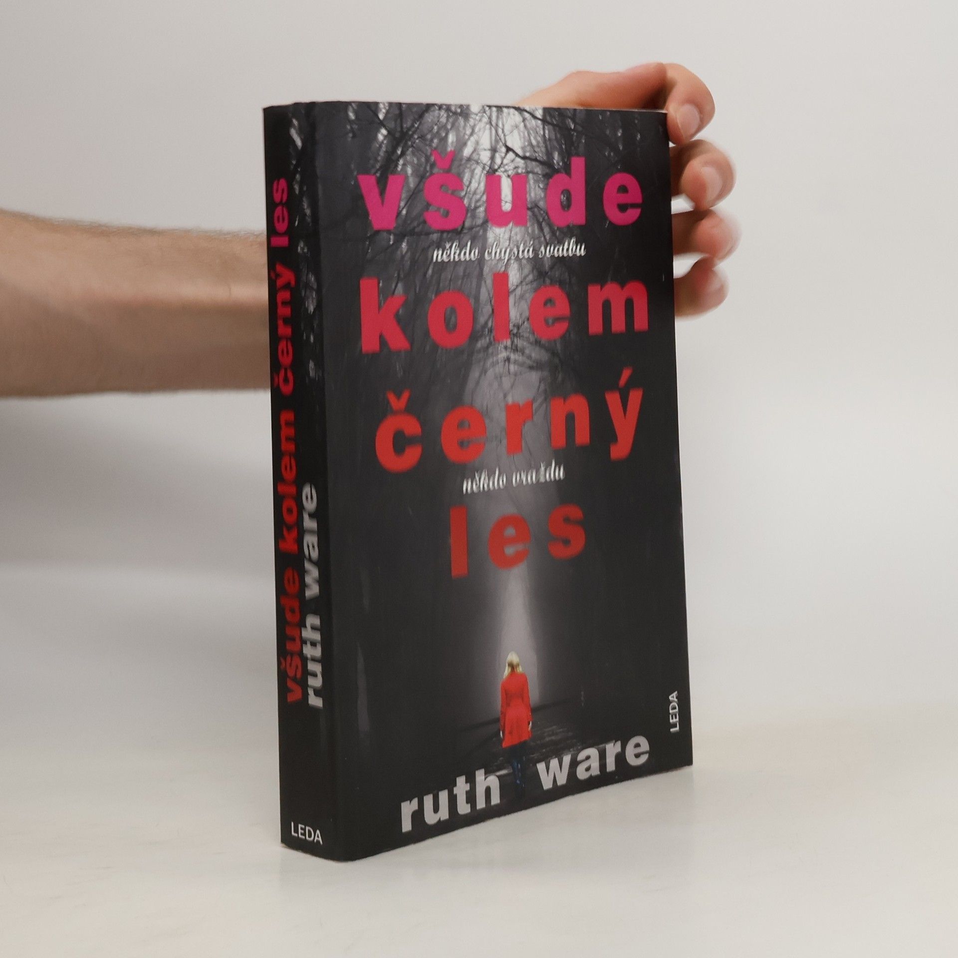 Ruth Ware Všude kolem černý les. Někdo chystá svatbu, někdo vraždu