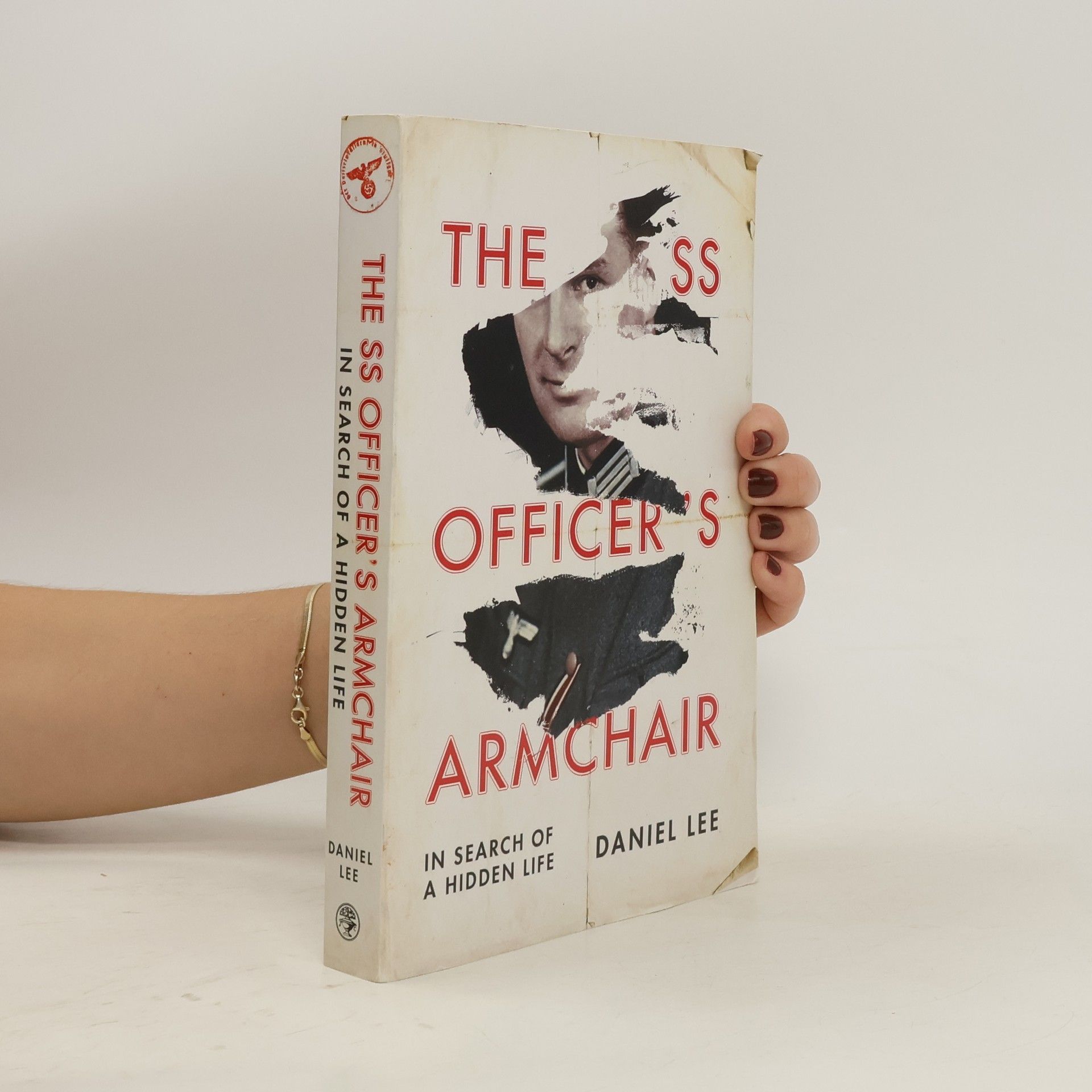 Daniel Lee The SS officer's armchair : in search of a hidden life