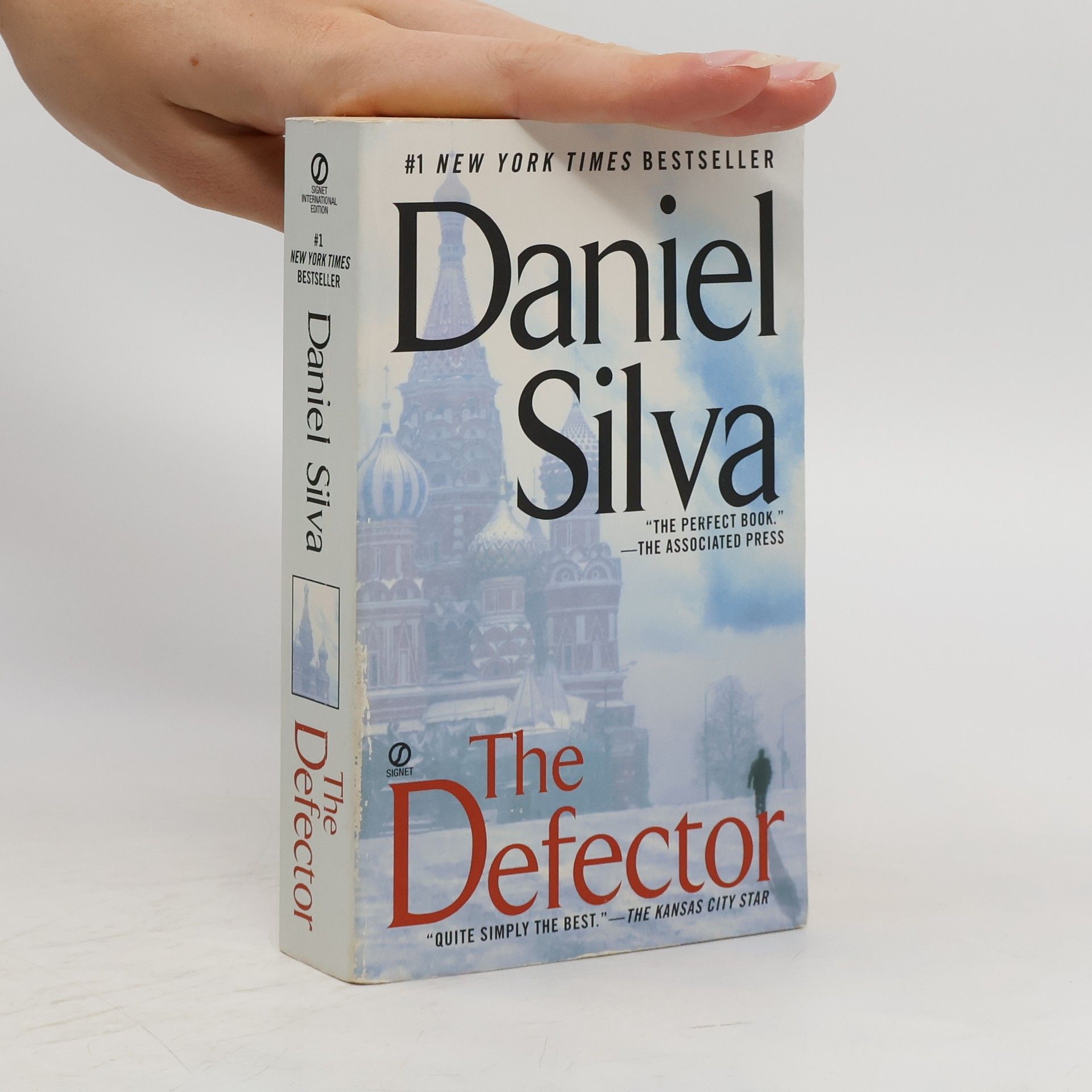 Daniel Silva The Defector. Der Oligarch, englische Ausgabe