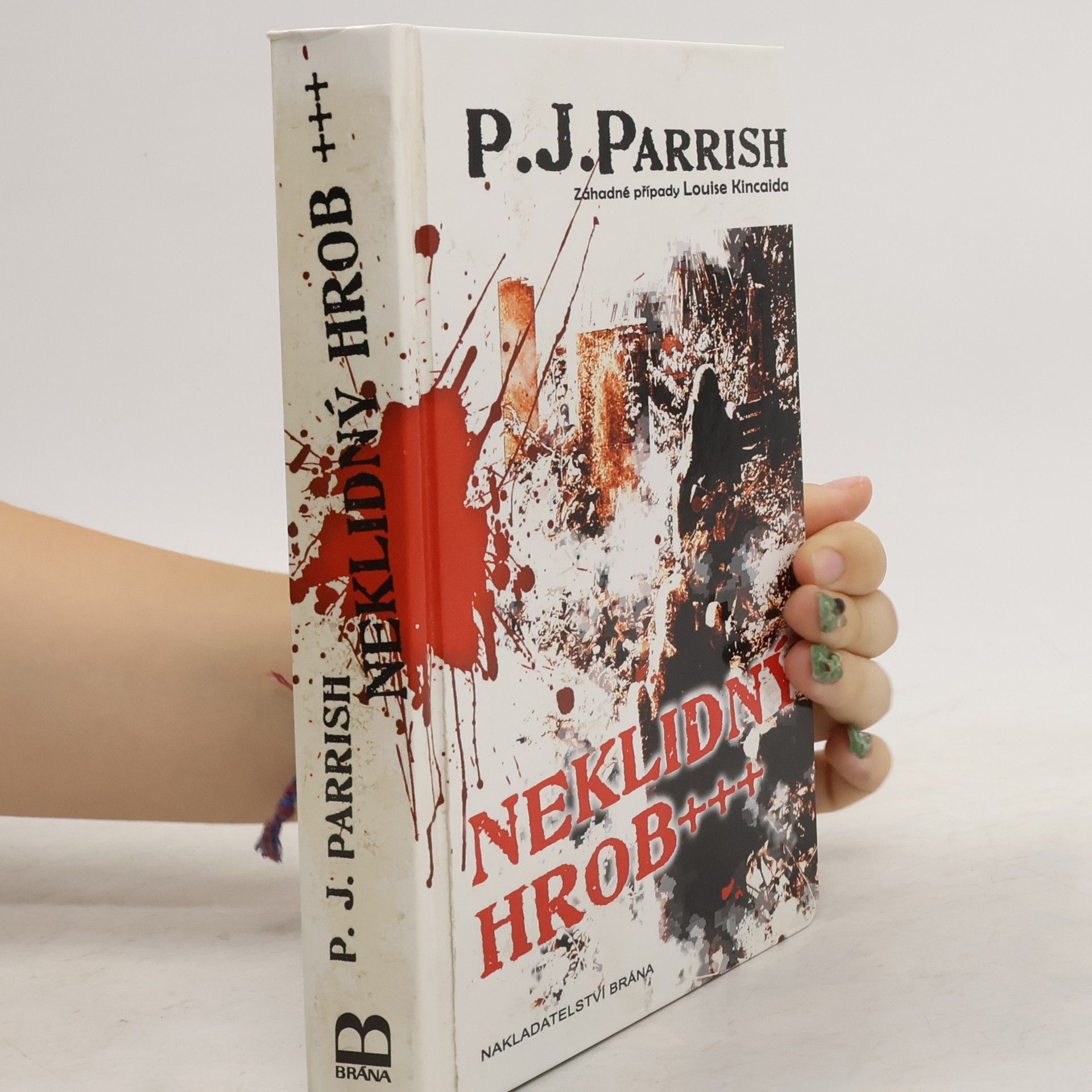 P. J. Parrish Neklidný hrob+++