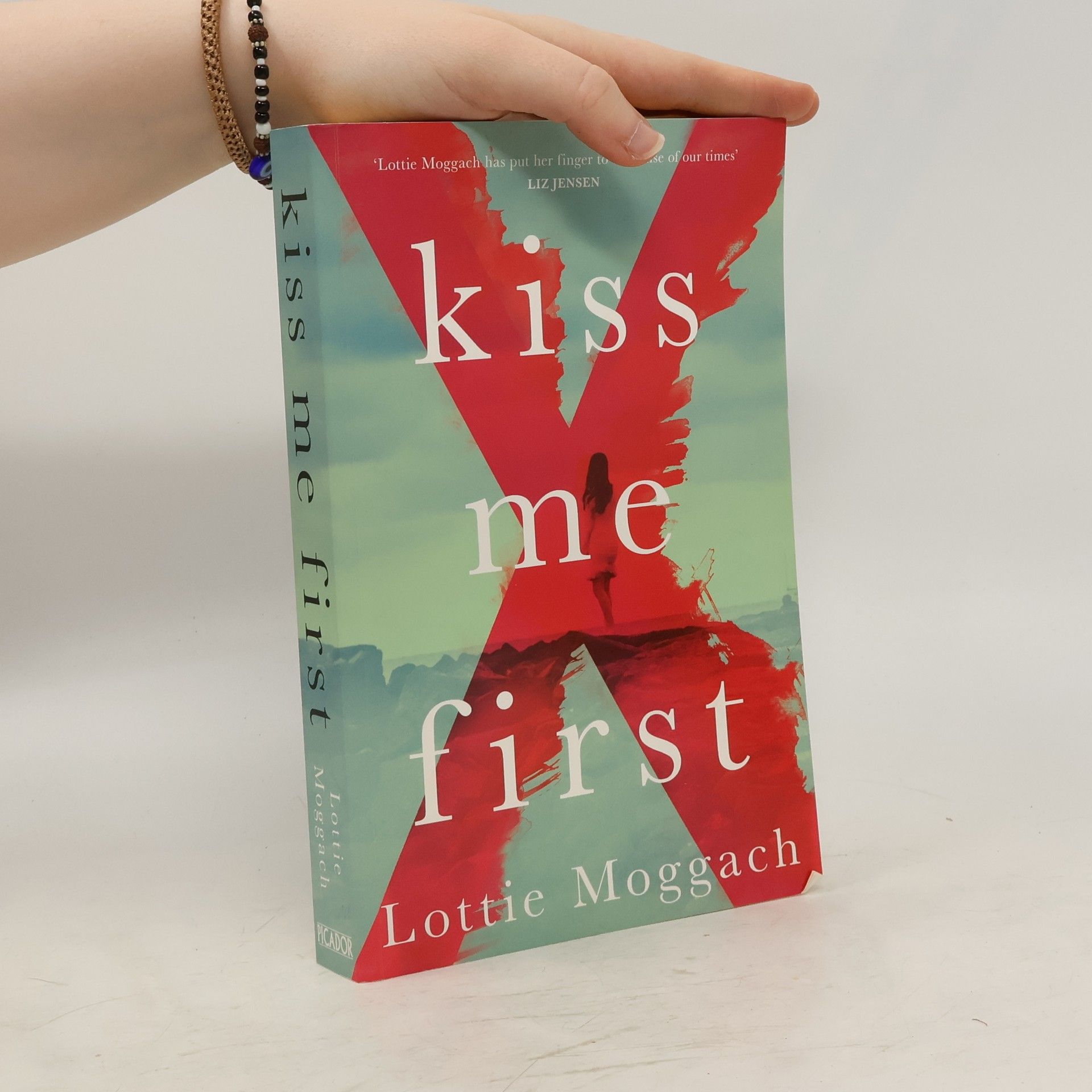 Lottie Moggach Kiss Me First