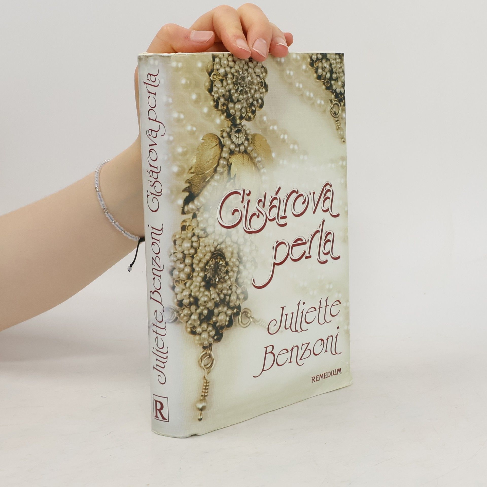 Juliette Benzoni Cisárova perla.