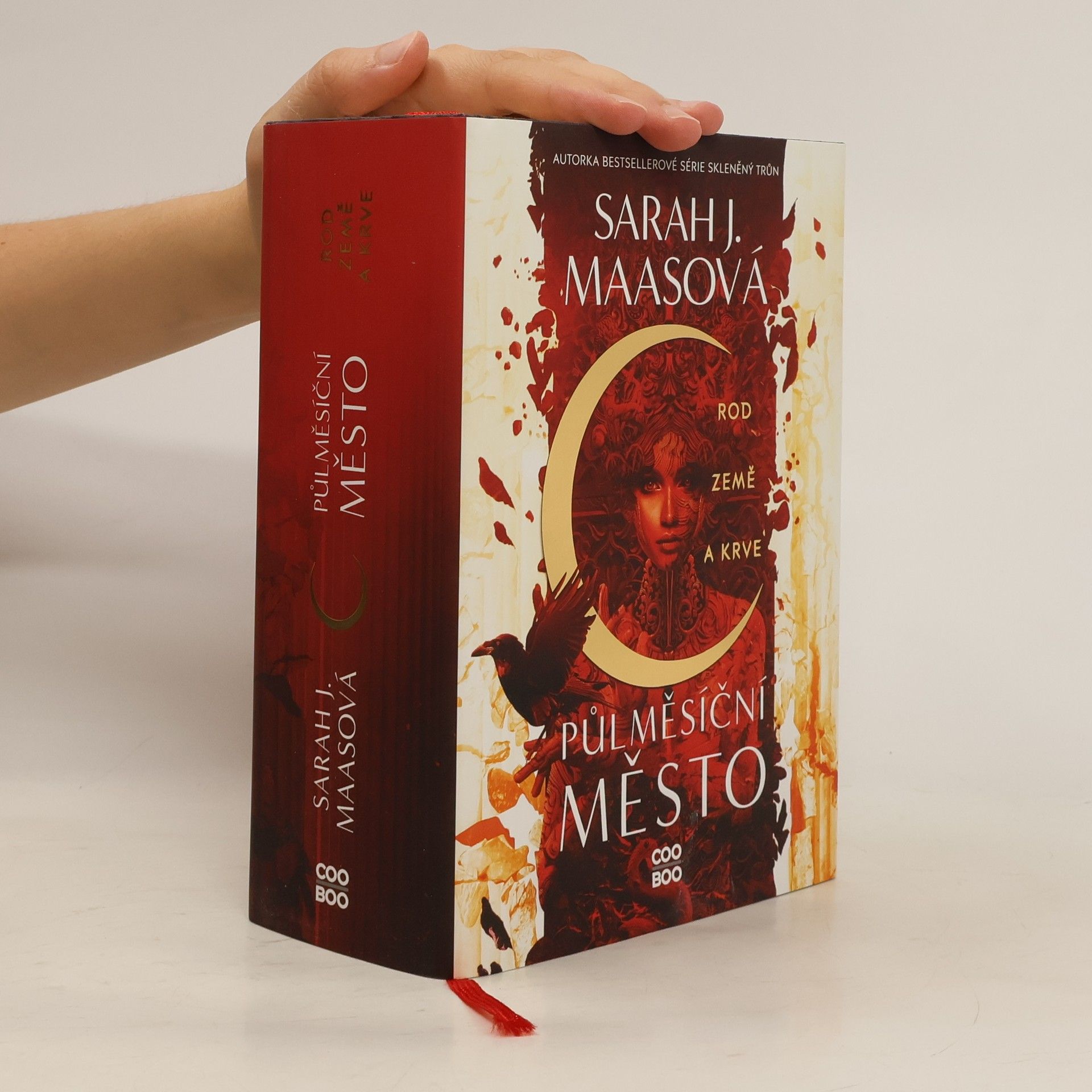 Sarah J. Maas Půlměsíční město. Rod země a krve