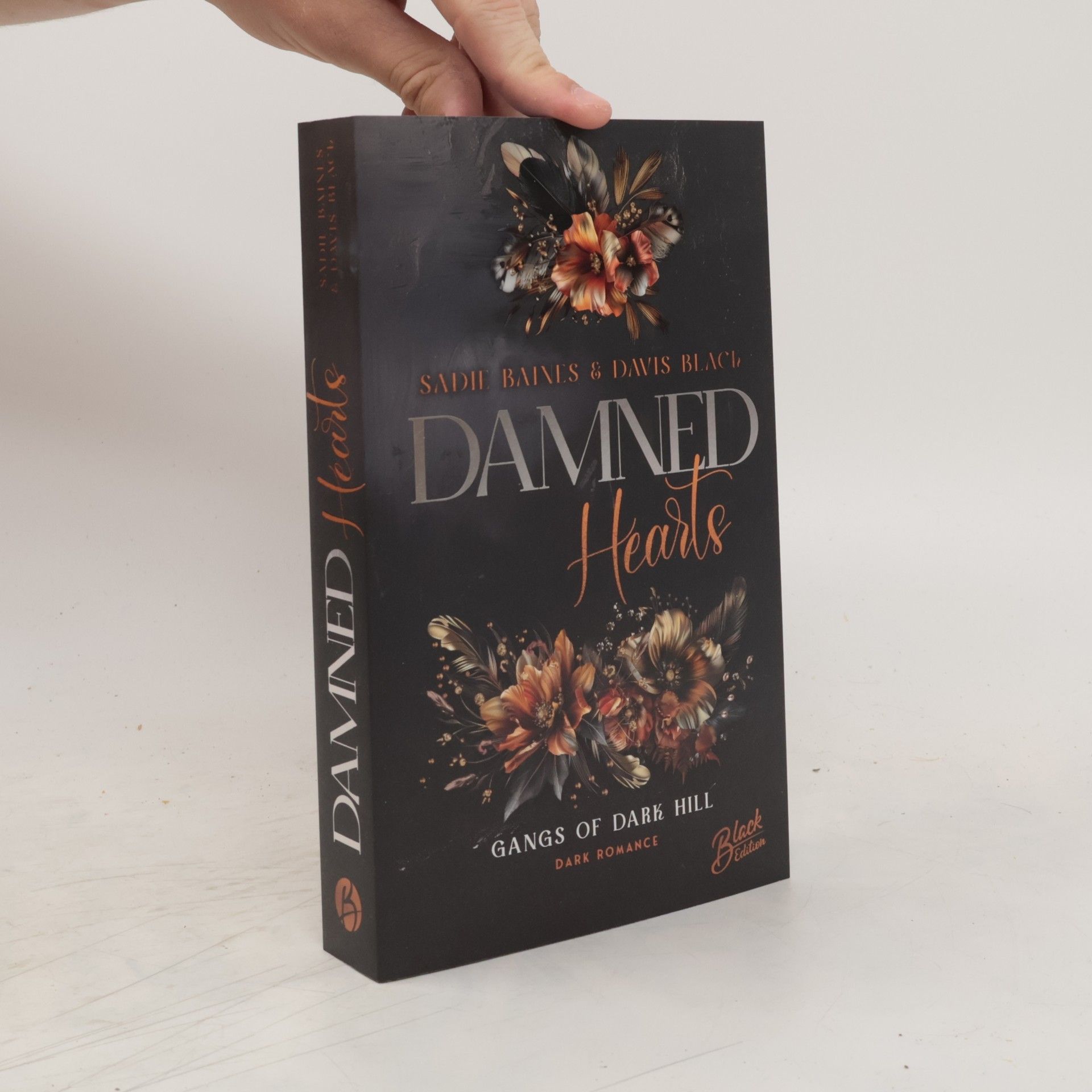 Sadie Baines Damned Hearts. Mit wunderschönem Farbschnitt