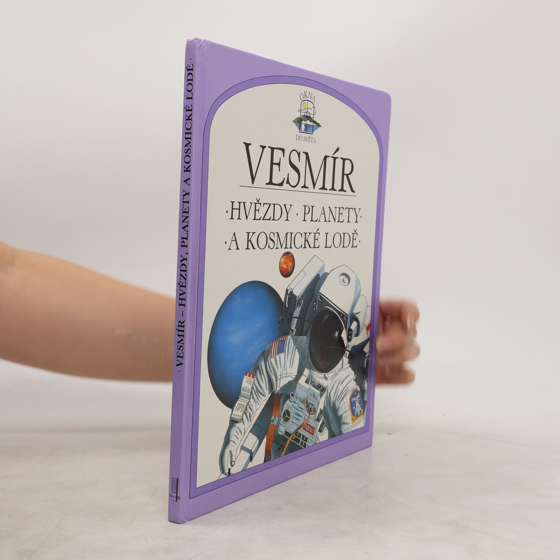 Vesmír. Hvězdy, planety a kosmické lodě.