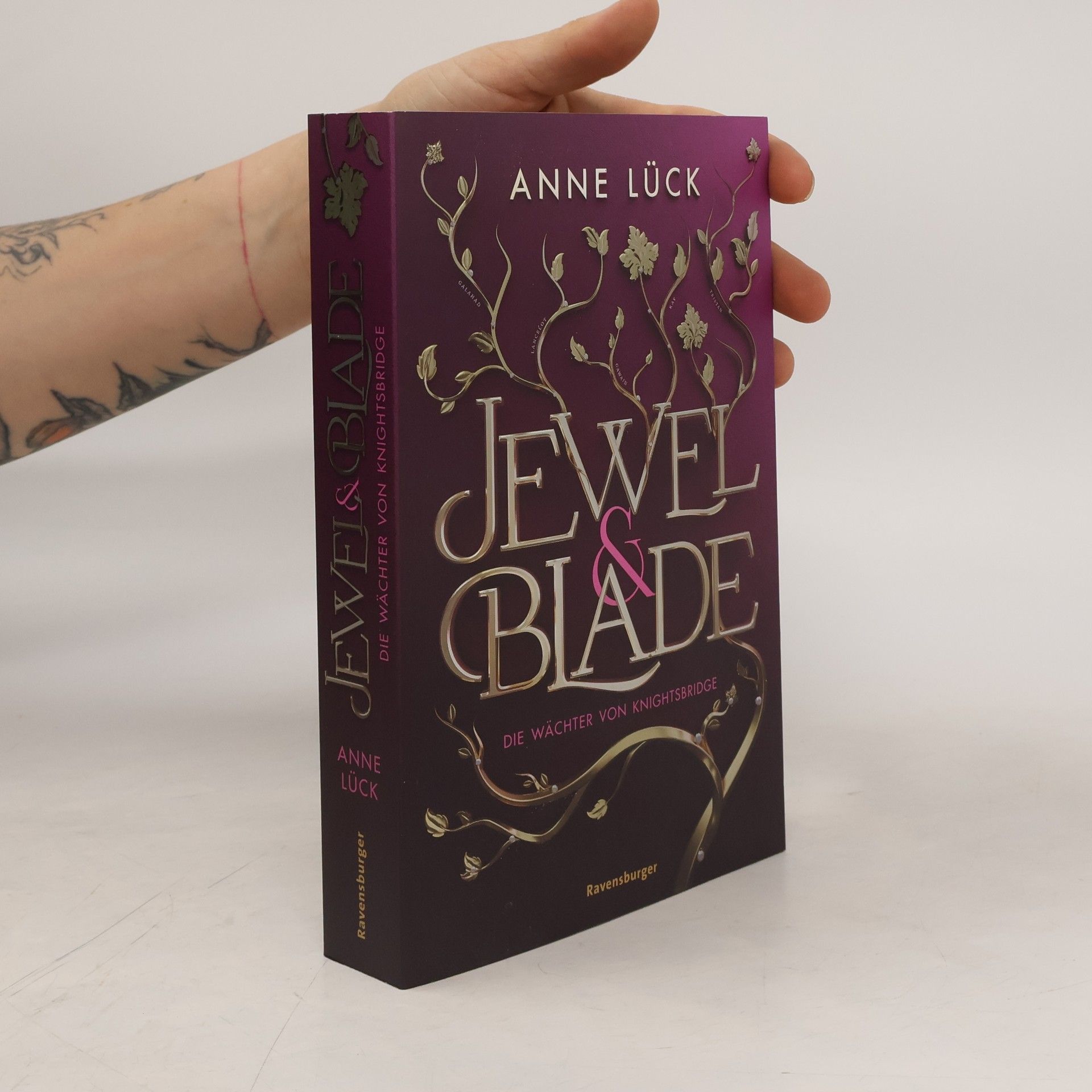Anne Lück Jewel & Blade, Band 1: Die Wächter von Knightsbridge (Von der SPIEGEL-Bestseller-Autorin von "Silver & Poison" Limitierte Auflage mit dreiseitigem Farbschnitt)