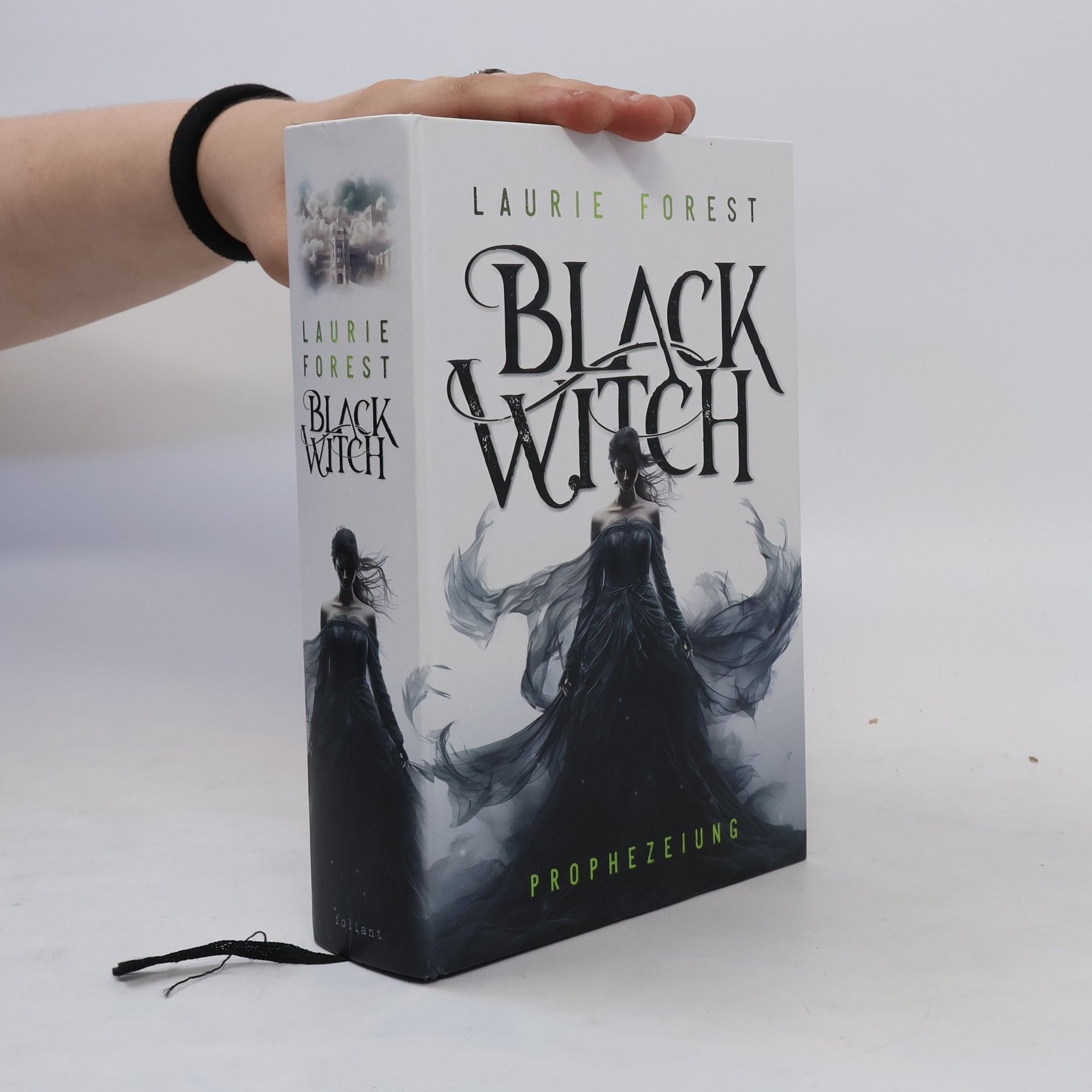 Laurie Forest Black Witch