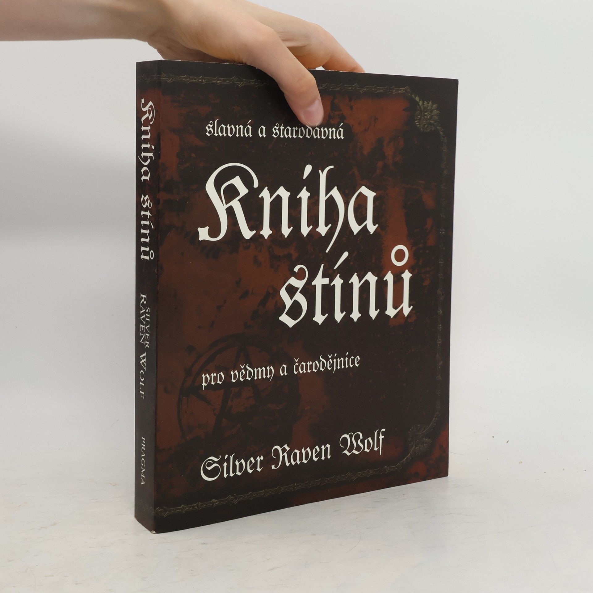 Silver RavenWolf Slavná a starodávná kniha stínů pro vědmy a čarodějnice