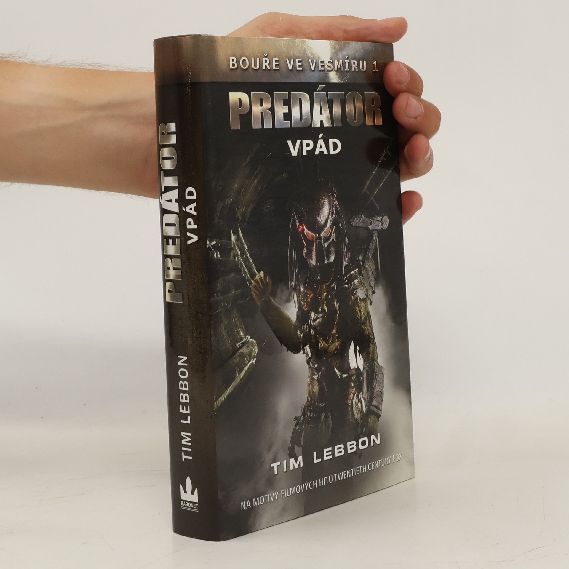 Tim Lebbon Bouře ve vesmíru. 1, Predátor - Vpád