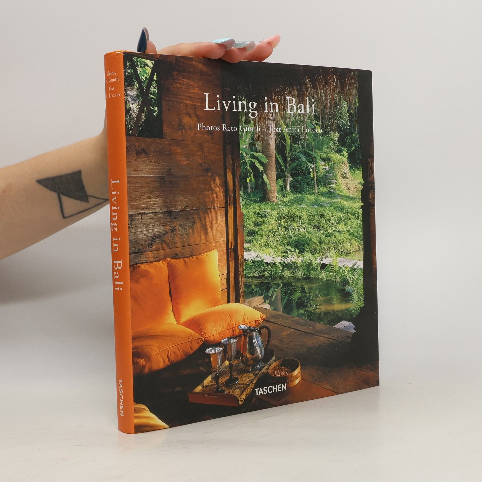 AA.VV. Living in Bali