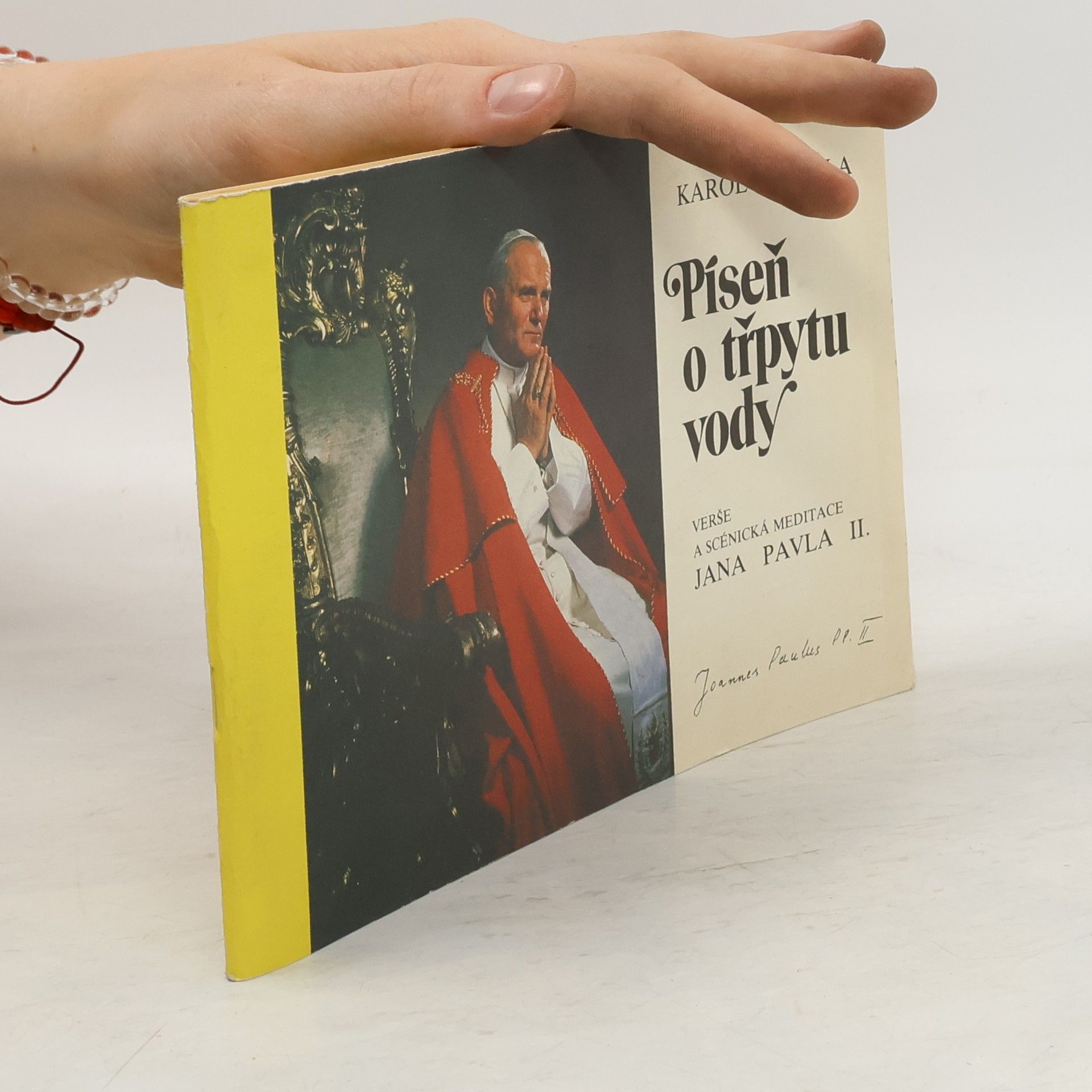 Helena Štáchová Píseň o třpytu vody: Verše a scénické meditace Před zlatnickým krámem Jana Pavla II.