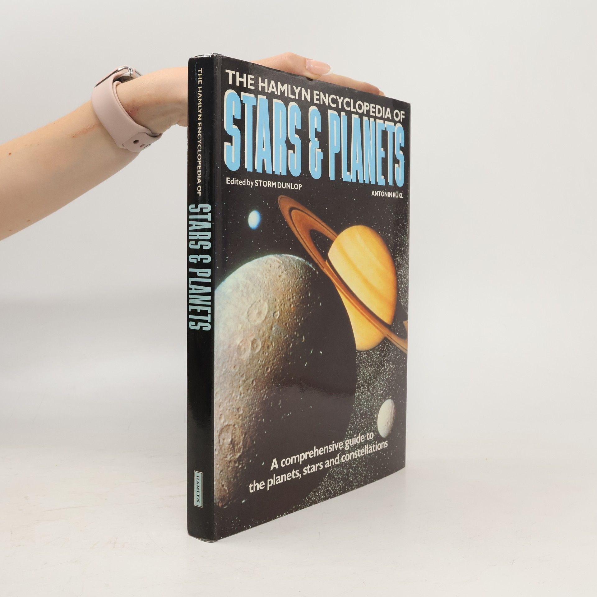 Antonín Rükl The Hamlyn encyclopedia of stars & planets.