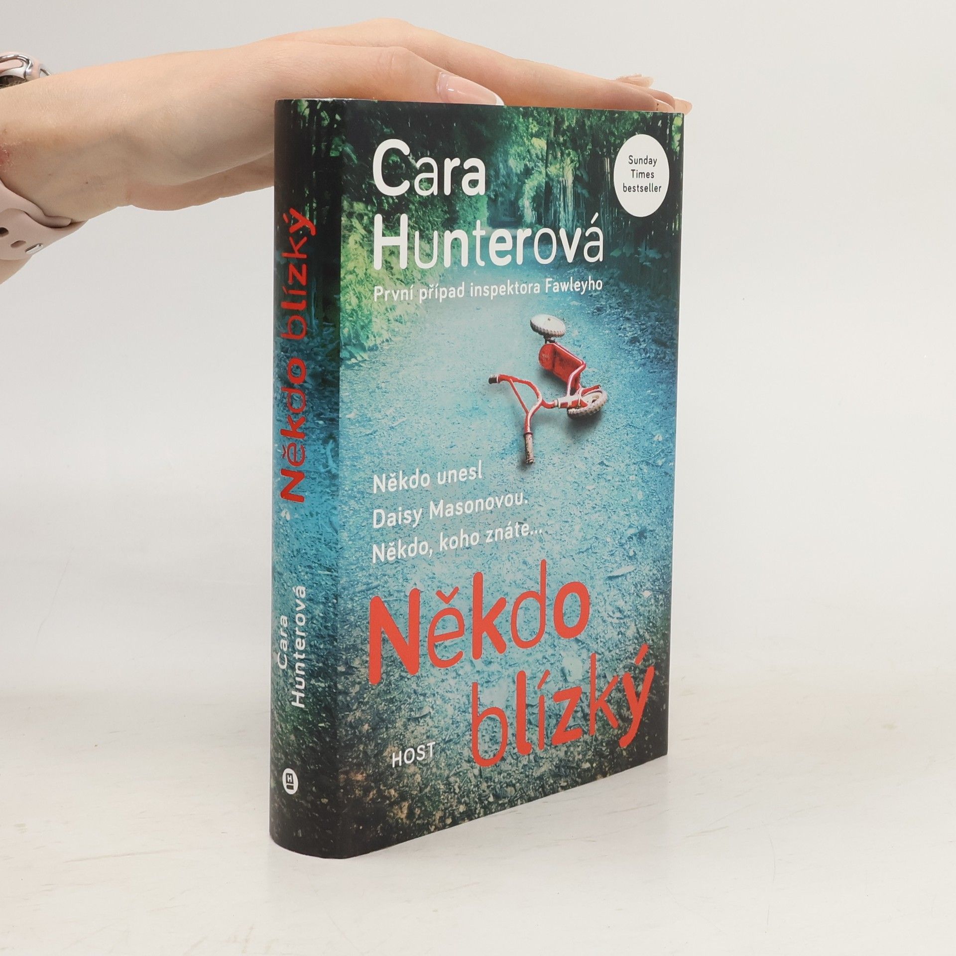 Cara Hunter Někdo blízký. První případ inspektora Fawleyho
