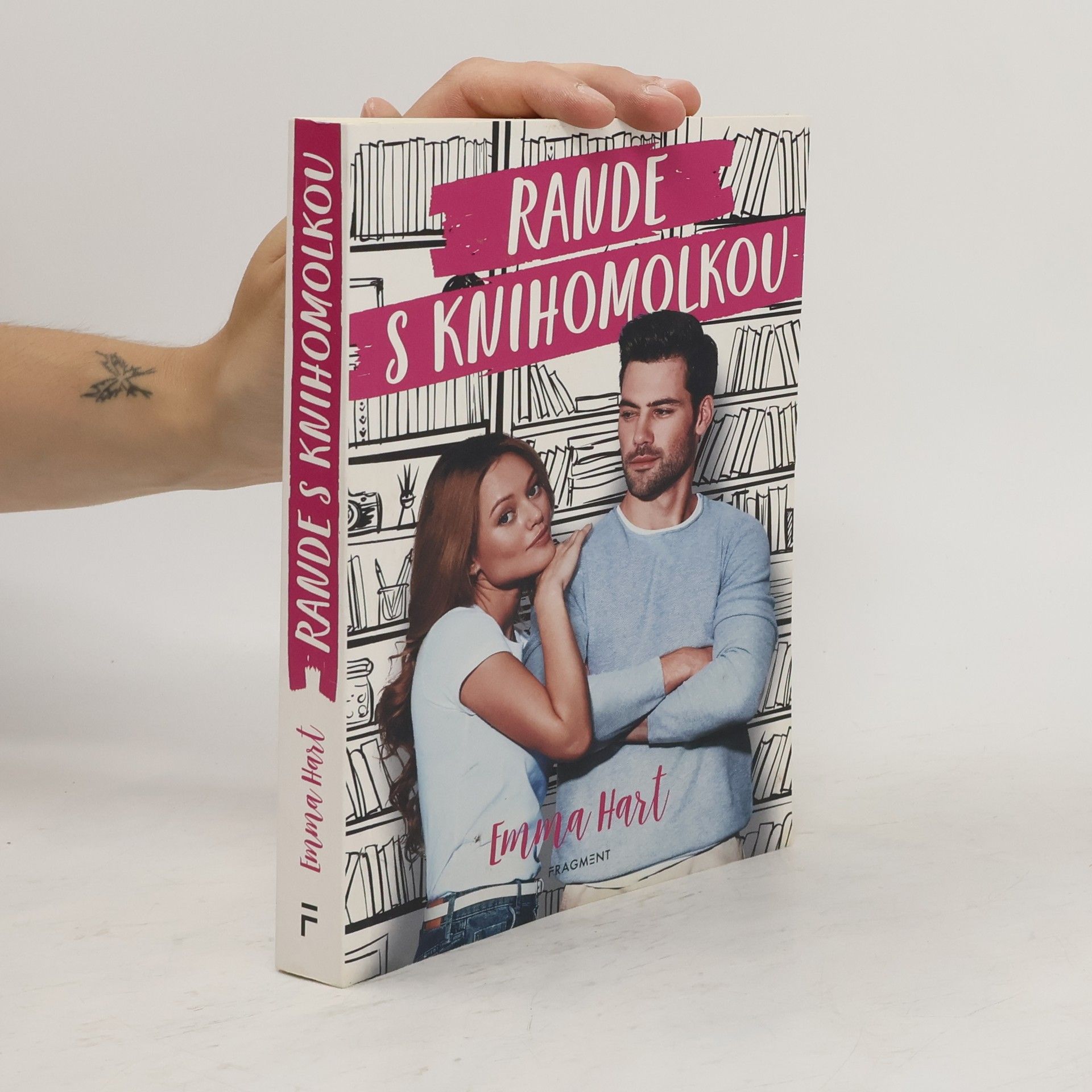 Emma Hart Rande s knihomolkou