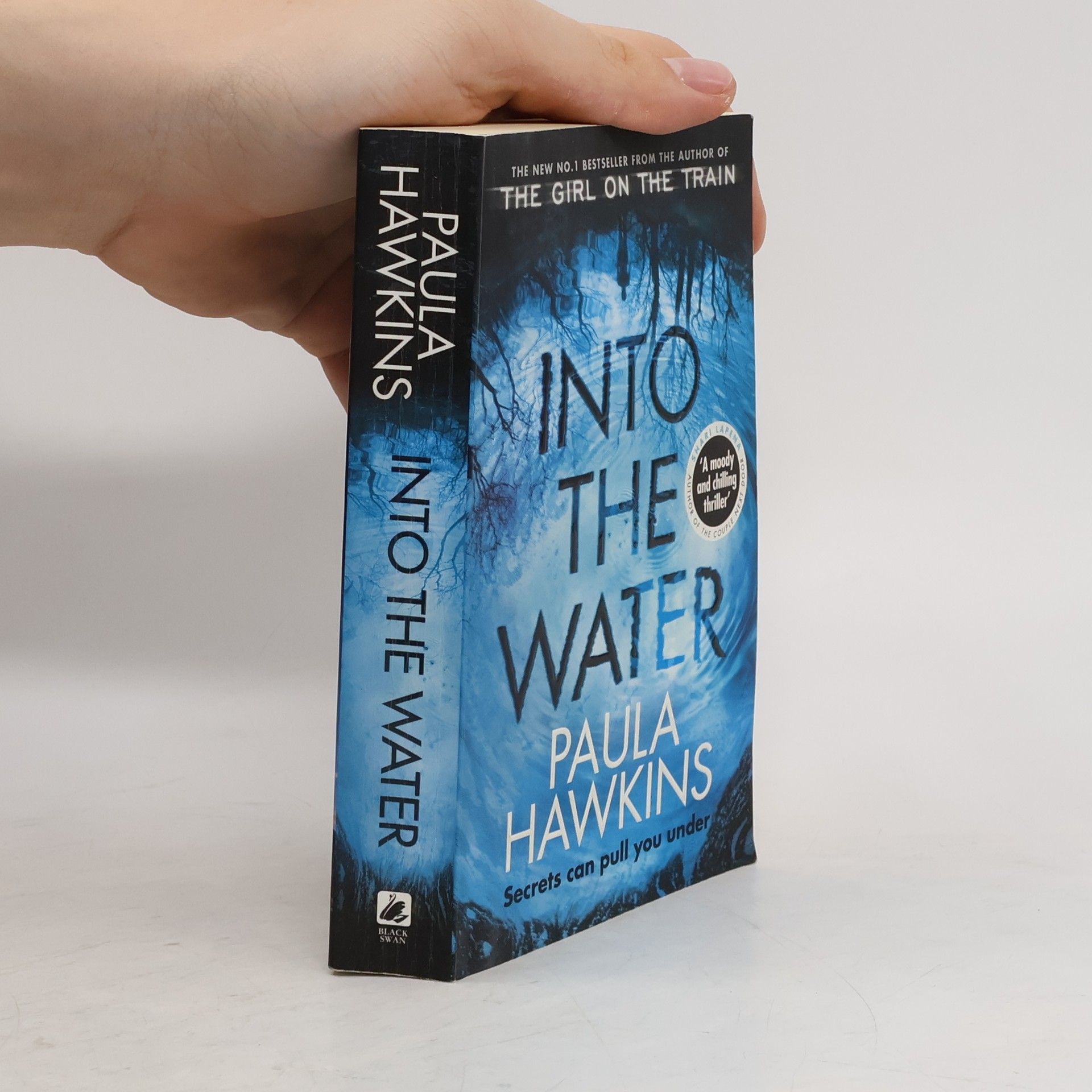 Paula Hawkins Into the Water