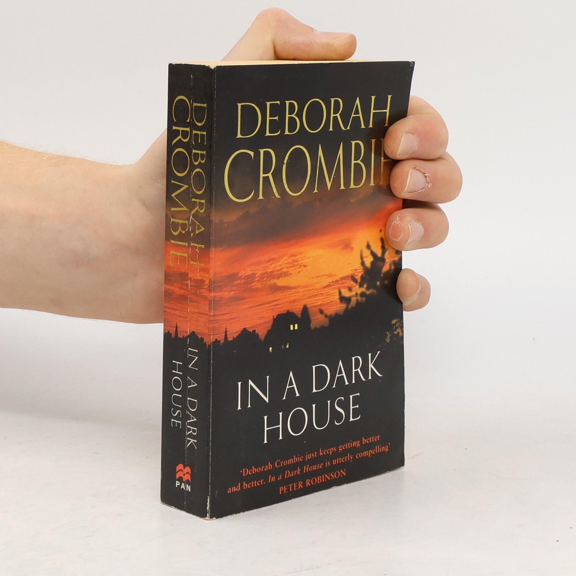Deborah Crombie In a Dark House