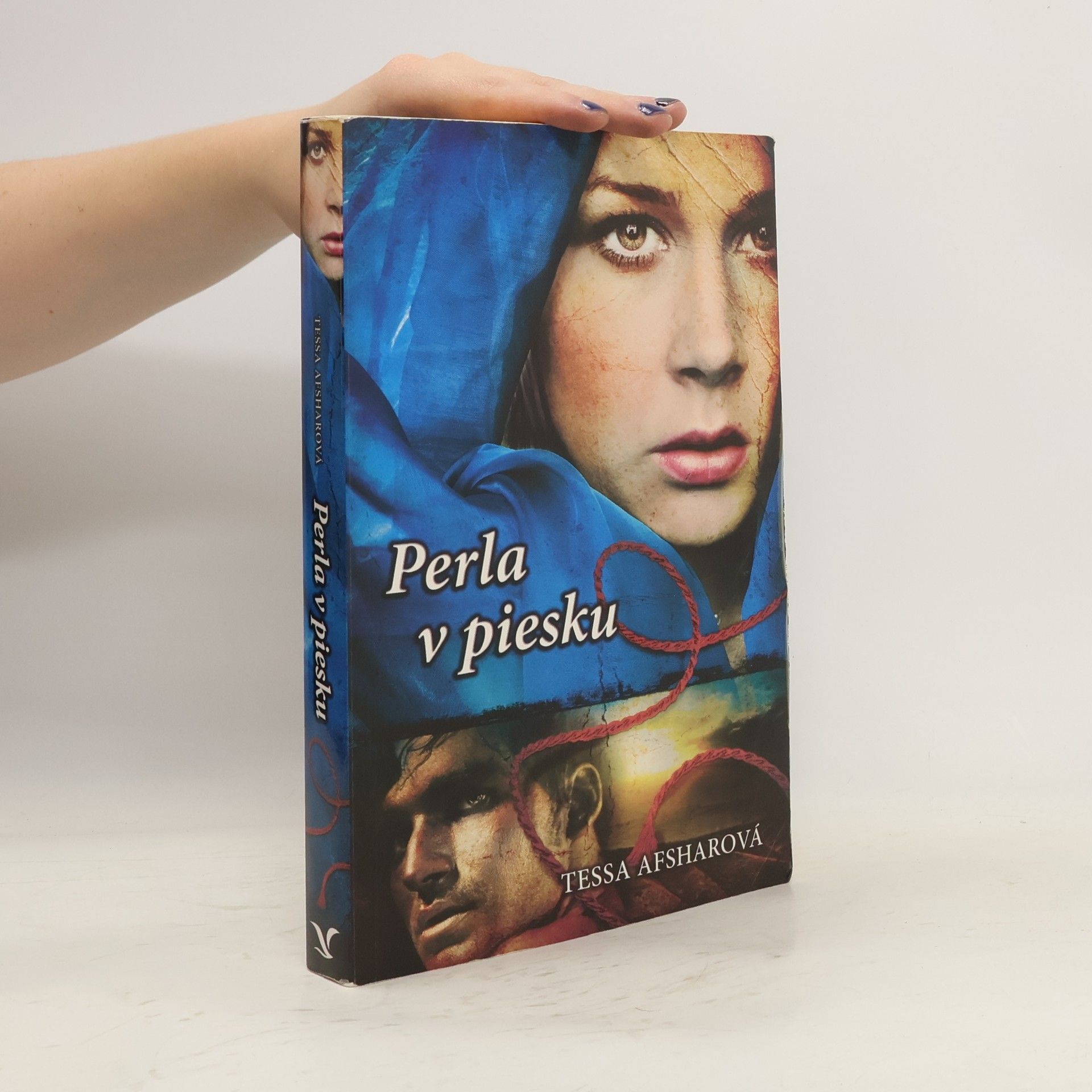 Tessa Afshar Perla v piesku