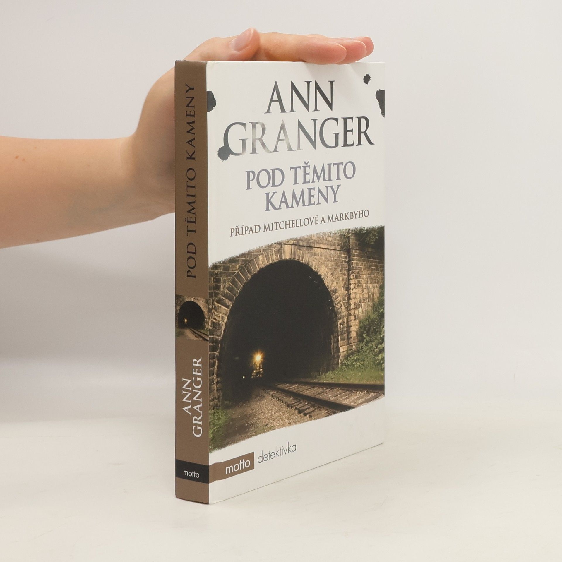 Ann Granger Pod těmito kameny