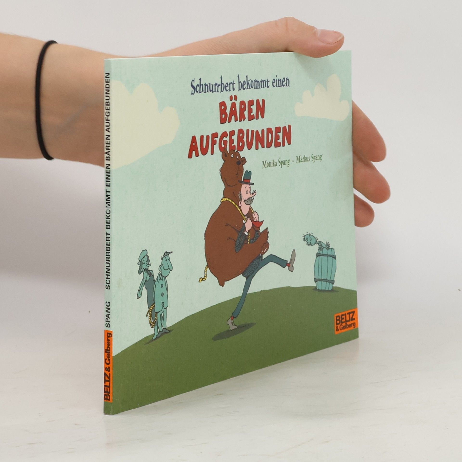 Monika Spang Schnurrbert bekommt einen Bären aufgebunden