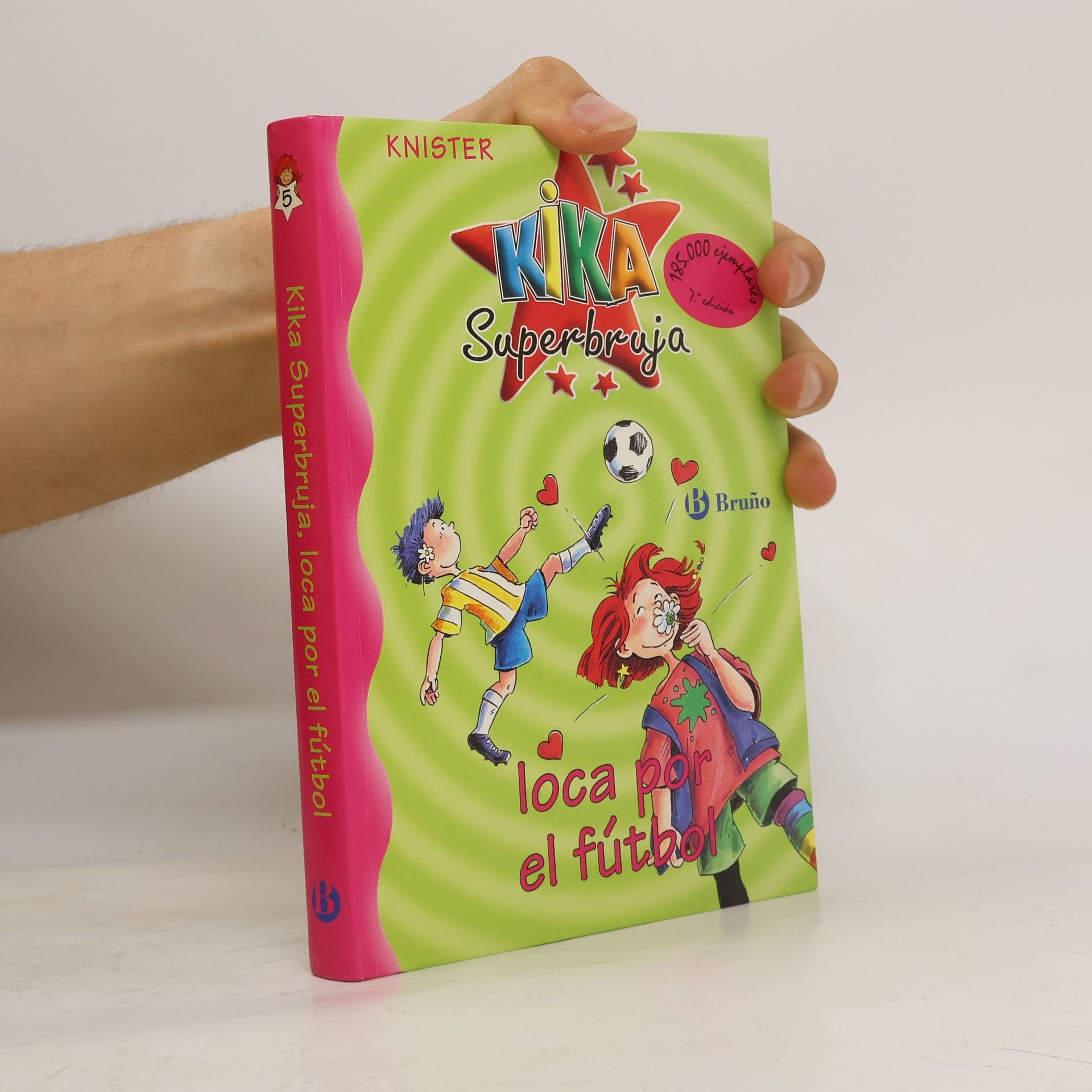 Knister Kika Superbruja, loca por el fútbol