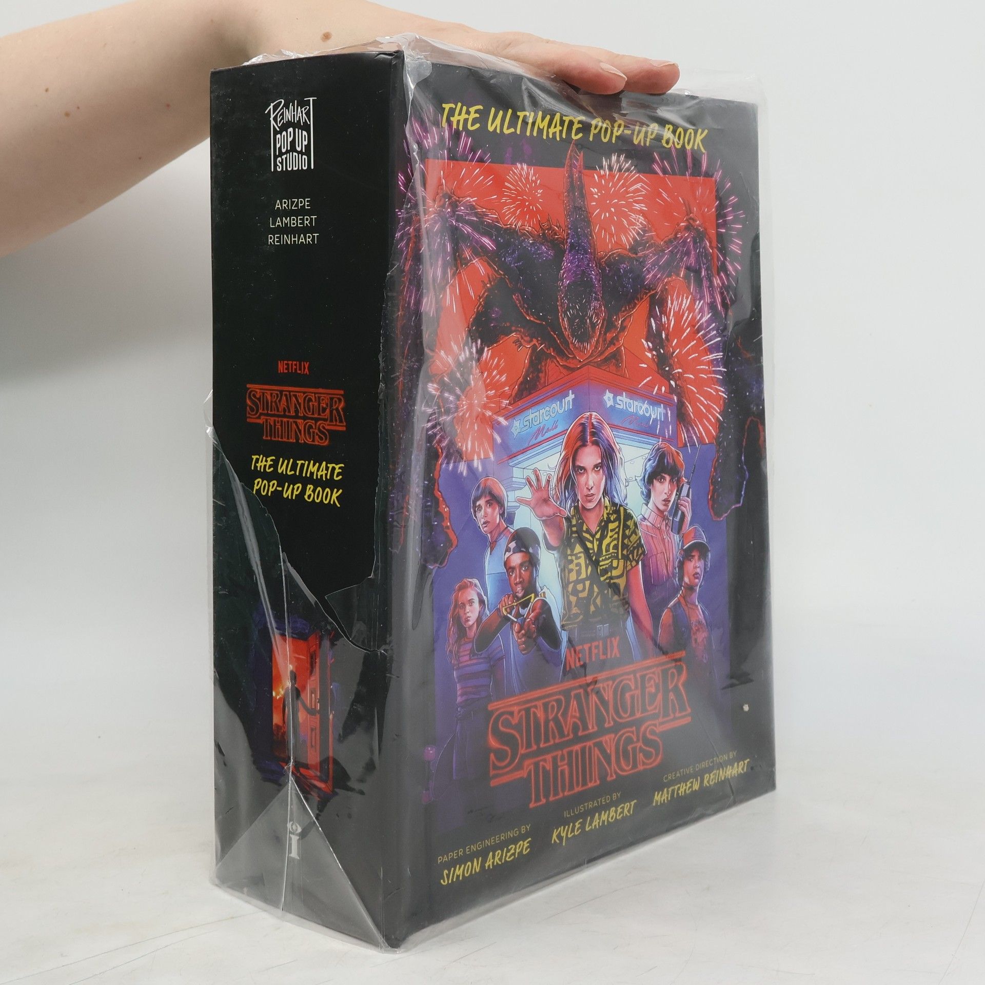 Simon Arizpe Stranger Things: The Ultimate Pop-Up Book (Reinhart Pop-Up Studio)