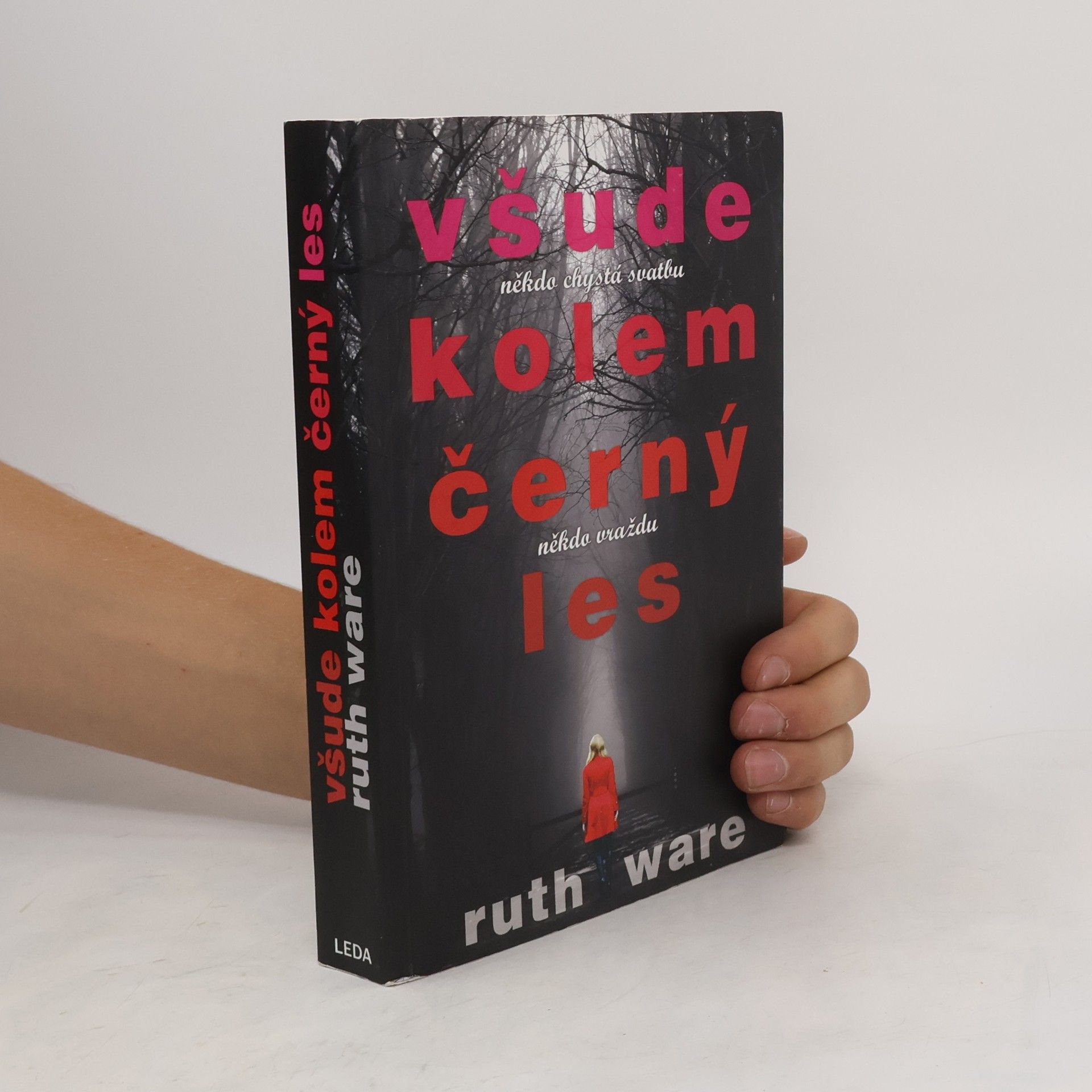 Ruth Ware Všude kolem černý les. Někdo chystá svatbu, někdo vraždu