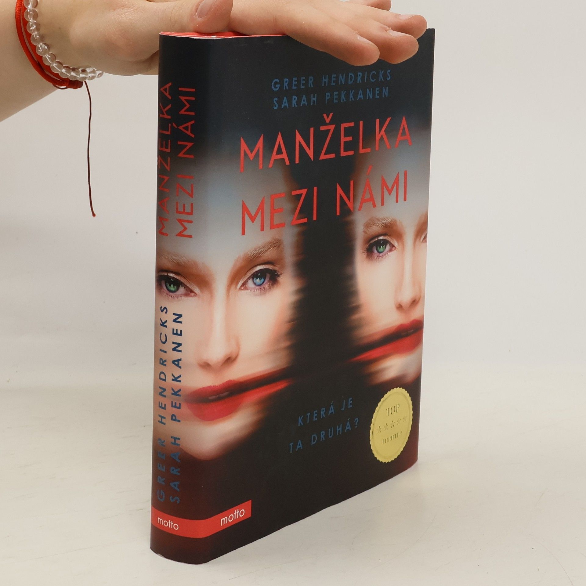 Greer Hendricks Manželka mezi námi