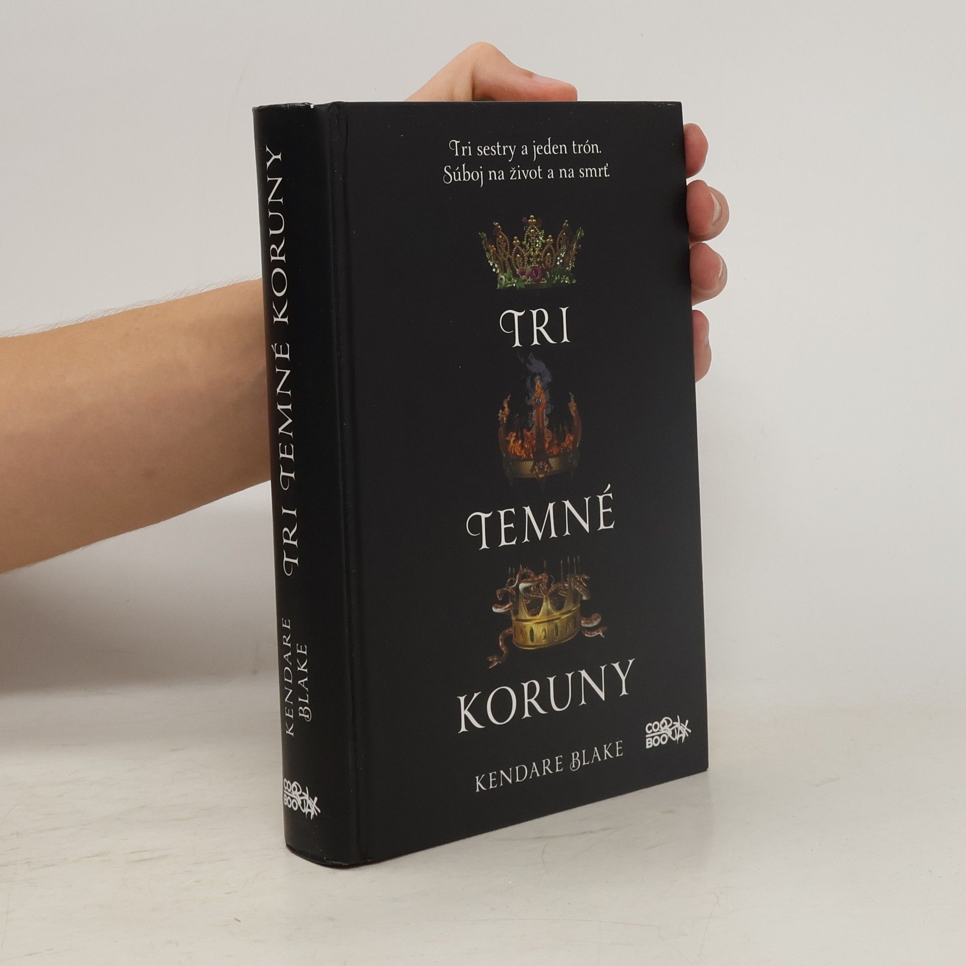 Kendare Blake Tri temné koruny