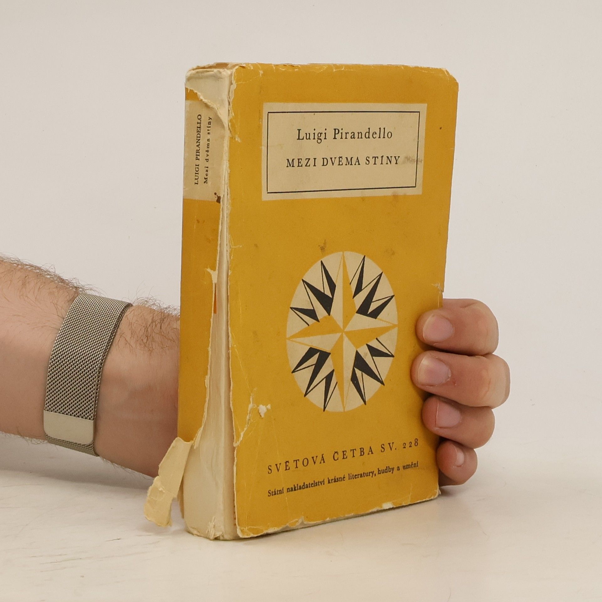 Luigi Pirandello Mezi dvěma stíny