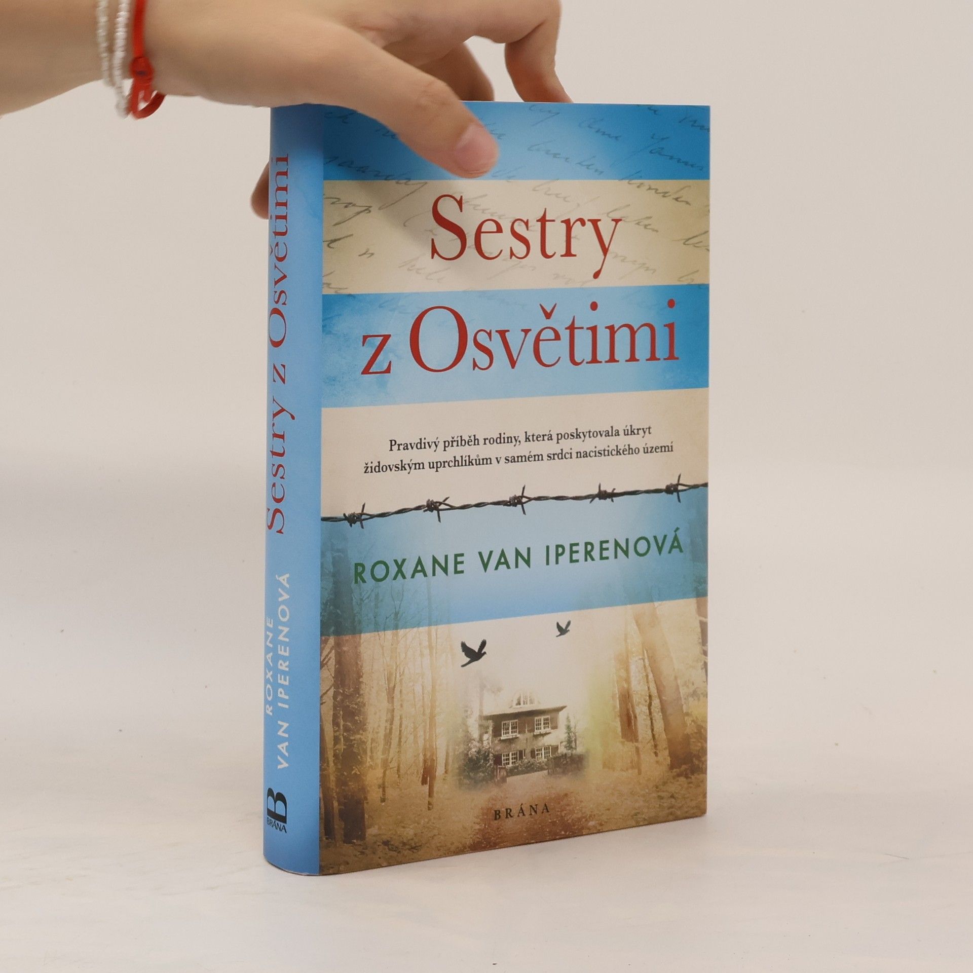 Roxane van Iperen Sestry z Osvětimi. Pravdivý příběh rodiny, která poskytovala úkryt židovským uprchlíkům v samém srdci nacistického území