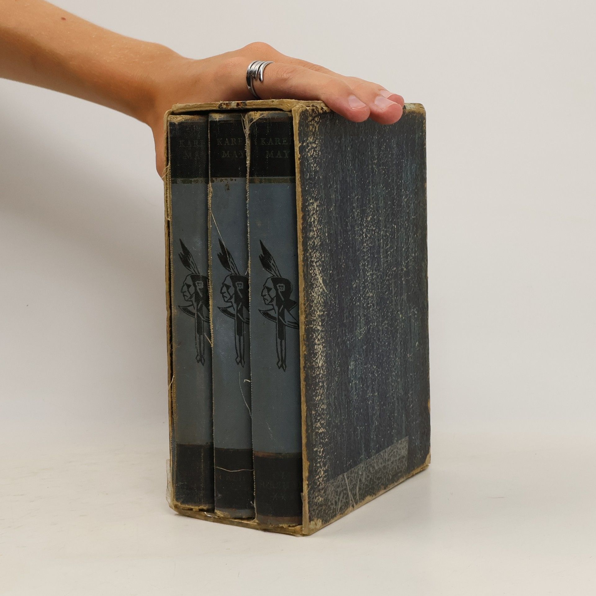 Karl May Old Surehand. V Llanu Estacadu; U táborových ohňů; V horách skalistých