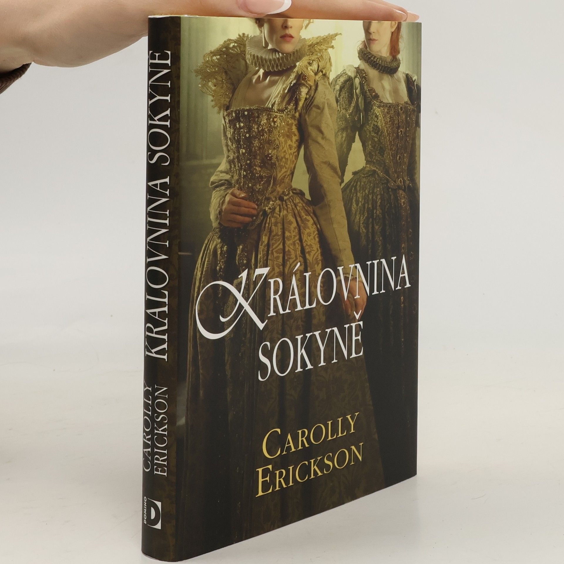 Carolly Erickson Královnina sokyně