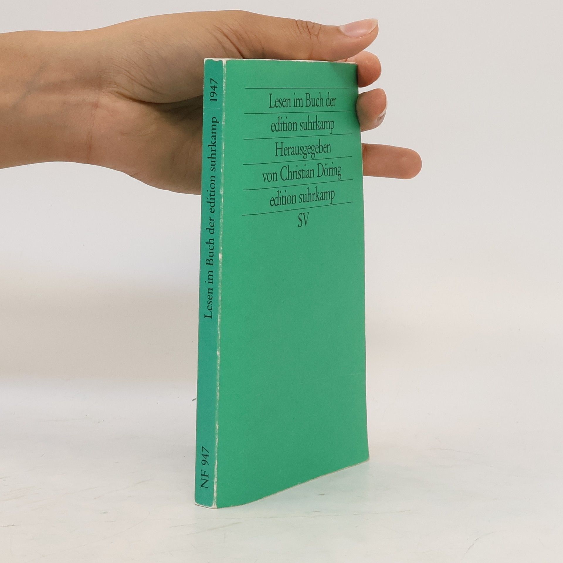Christian Döring Lesen im Buch der Edition Suhrkamp