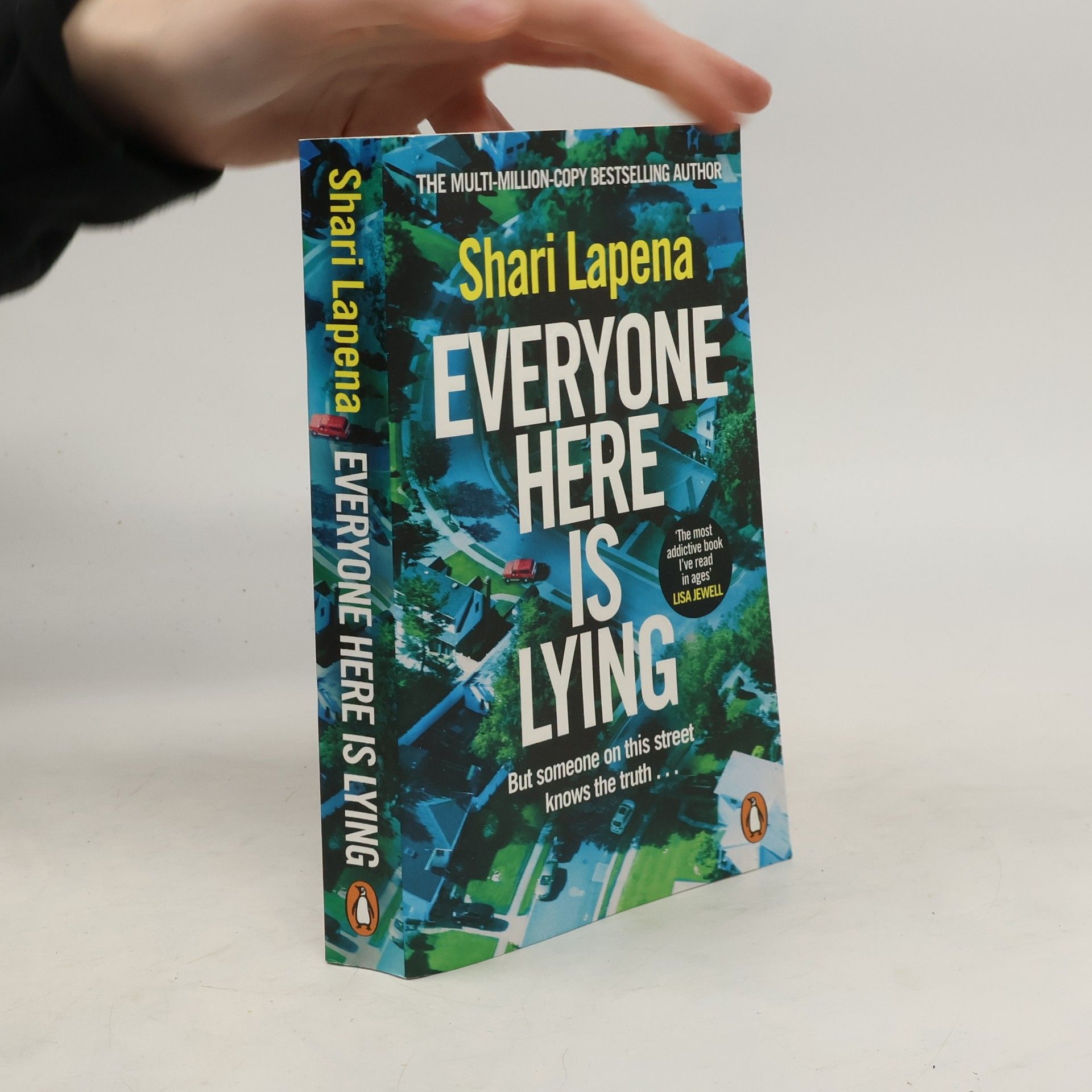 Shari Lapena Everyone Here Is Lying