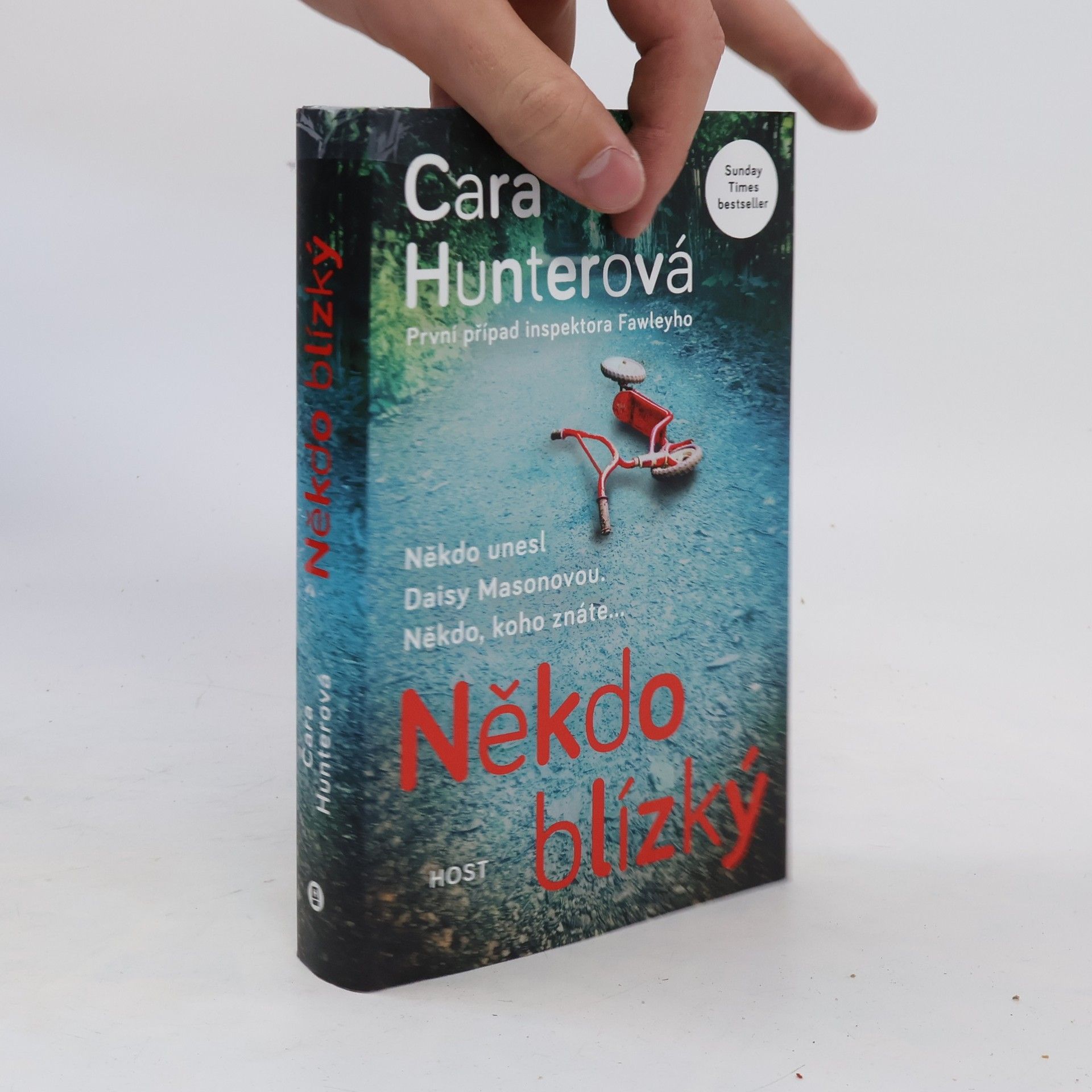 Cara Hunter Někdo blízký. První případ inspektora Fawleyho