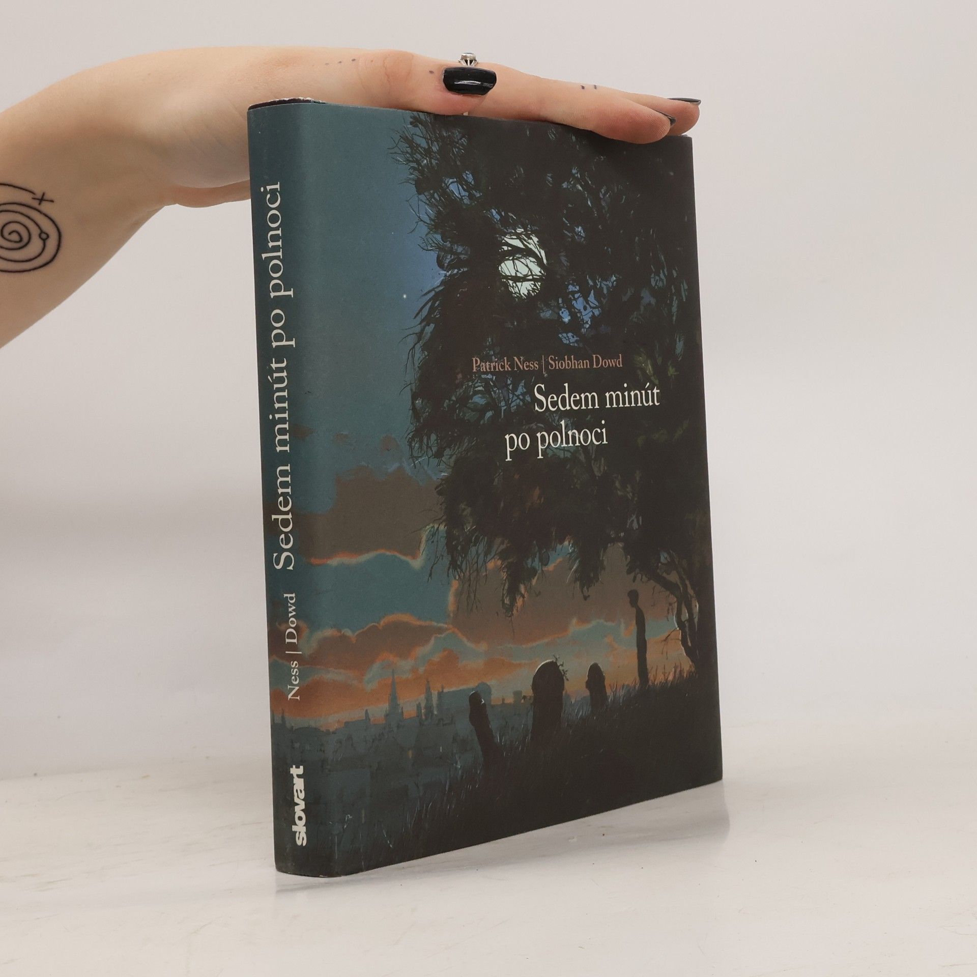 Patrick Ness Sedem minút po polnoci