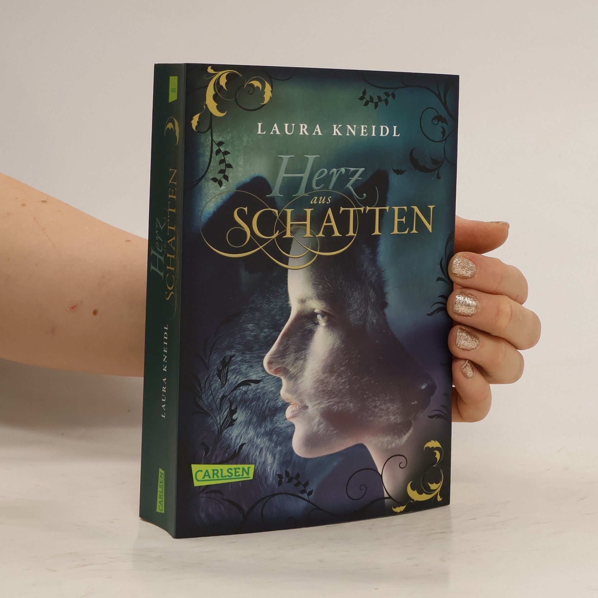Laura Kneidl Herz aus Schatten