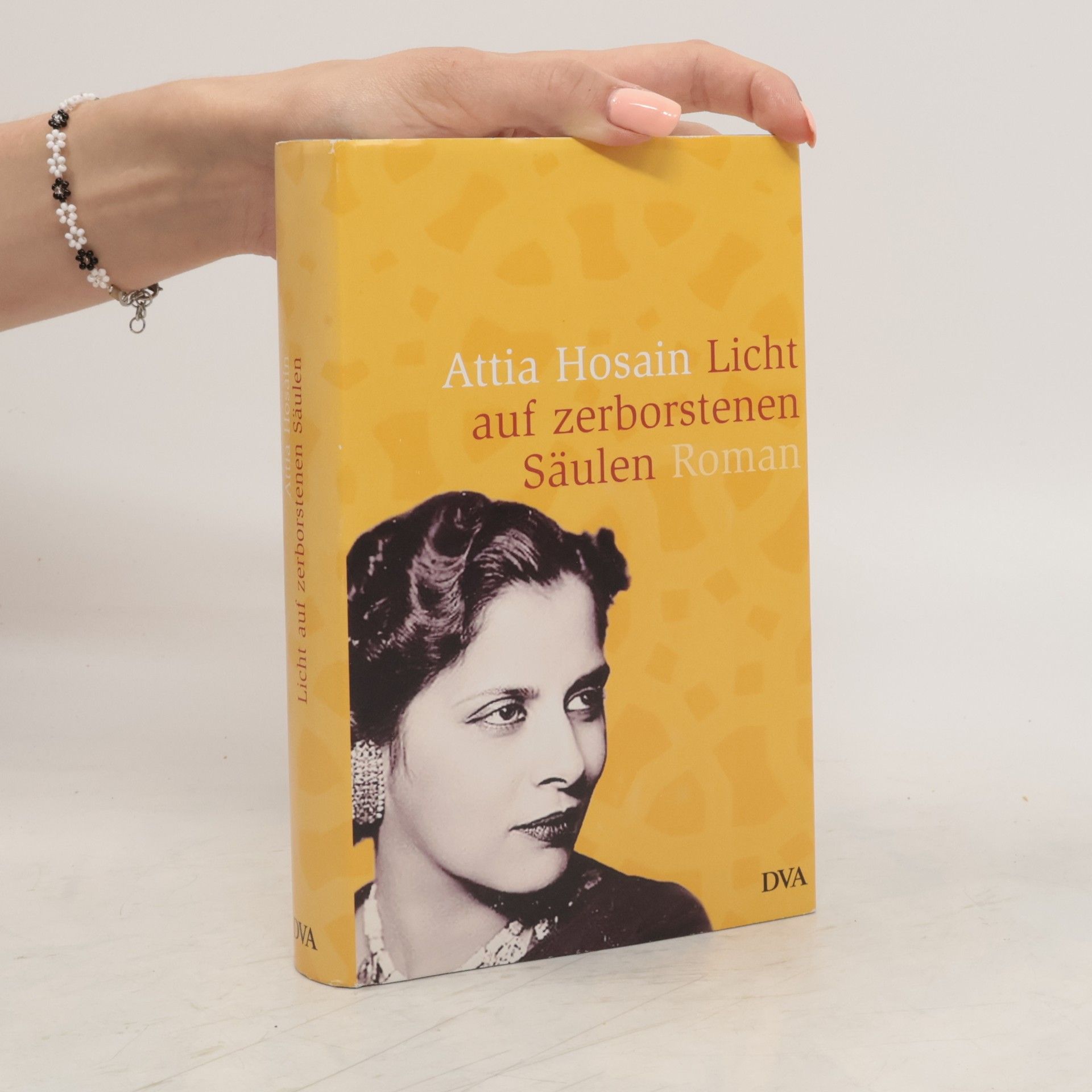 Attia Hosain Licht auf zerborstenen Säulen