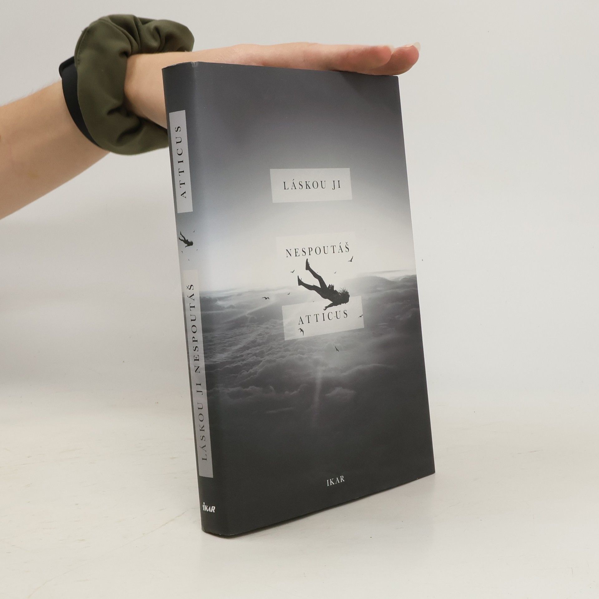 Atticus Láskou ji nespoutáš