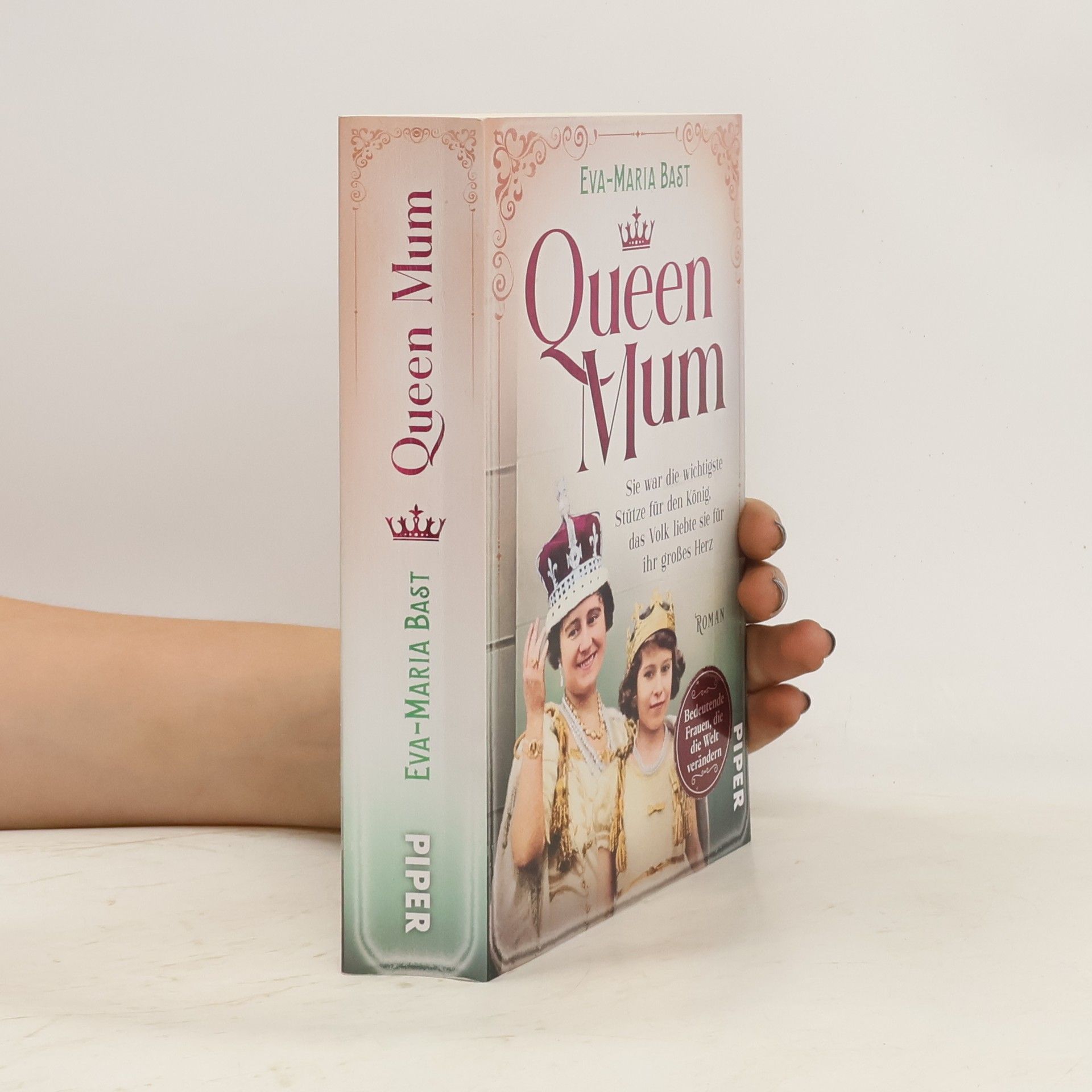 Eva-Maria Bast Queen Mum